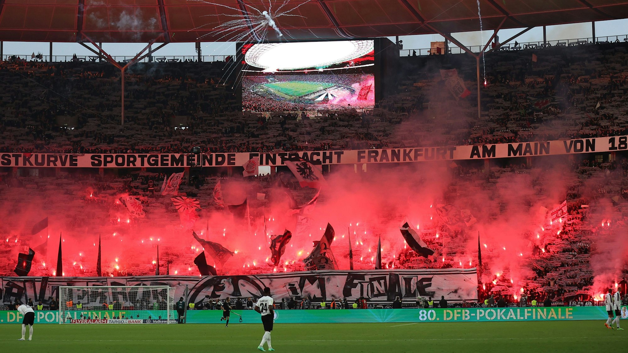 RB Leipzig gegen Eintracht Frankfurt im DFB-Pokalfinale in Berlin. Auf den Tribünen wurde reichlich gezündet.