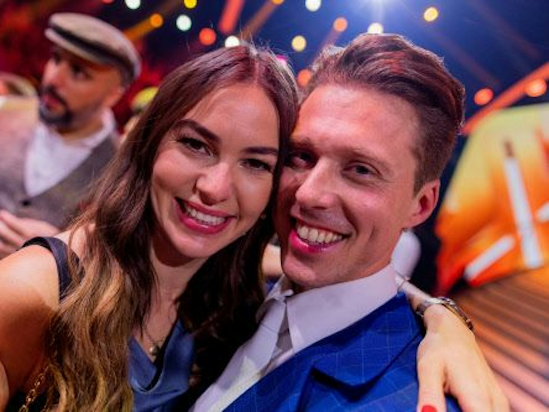Renata Lusin und ihr Mann Valentin Lusin, beide Profitänzer, liegen sich im Anschluss an die RTL-Tanzshow ‚Lets Dance‘ im Coloneum in den Armen.