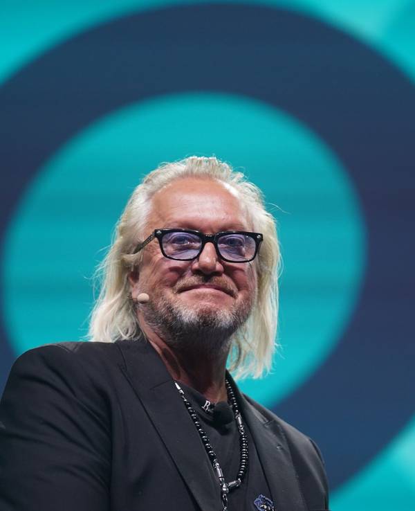 Robert Geiss, Unternehmer und TV-Reality-Star, steht auf der Bühne der Digital-Messe OMR in den Messehallen.
