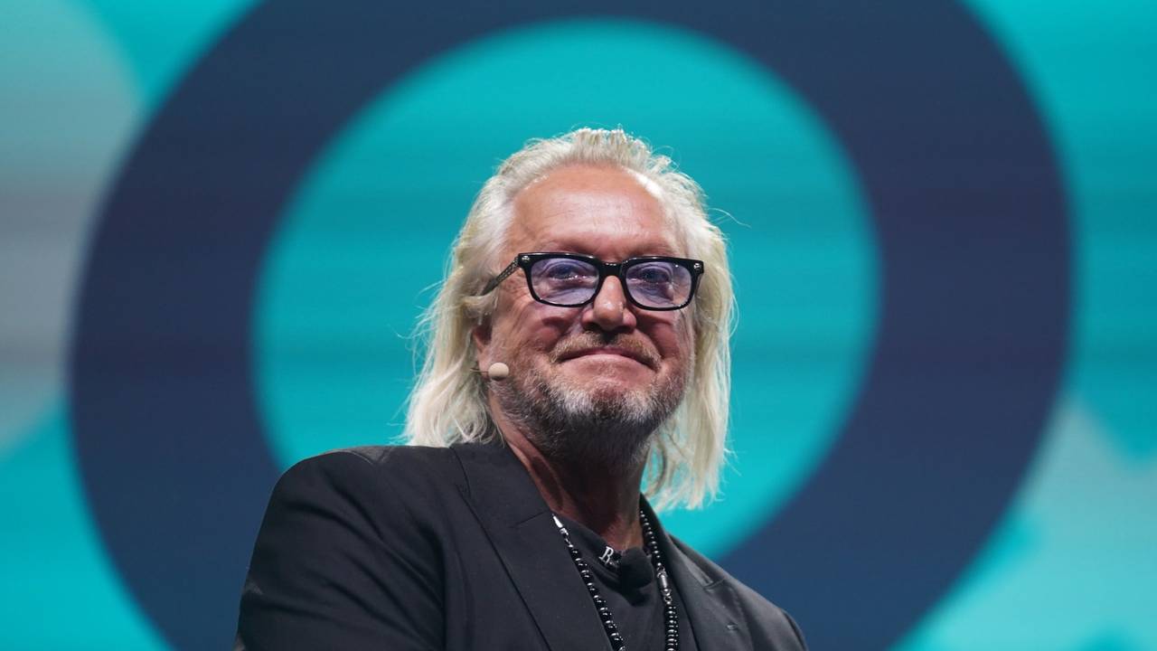 Robert Geiss, Unternehmer und TV-Reality-Star, steht auf der Bühne der Digital-Messe OMR in den Messehallen.
