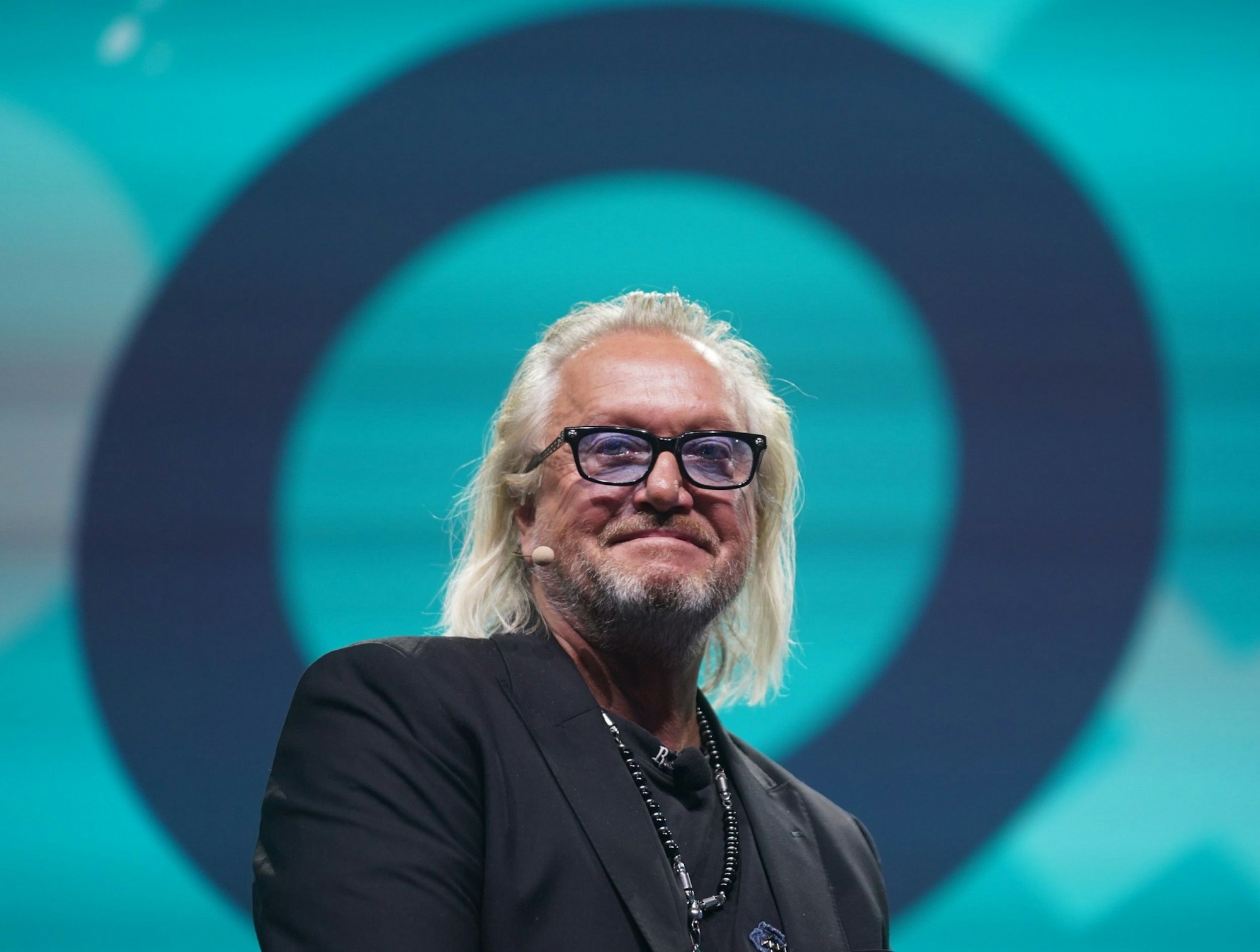 Robert Geiss, Unternehmer und TV-Reality-Star, steht auf der Bühne der Digital-Messe OMR in den Messehallen.
