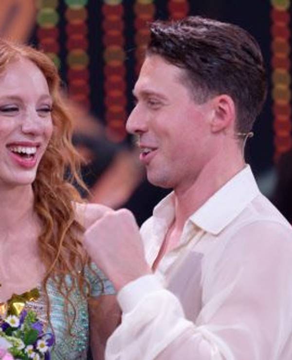 Model Anna Ermakova (l) und ihr Profi-Tanzpartner Valentin Lusin jubeln über ihren Sieg nach dem Finale der RTL Live-Tanzshow 'Let's Dance'.