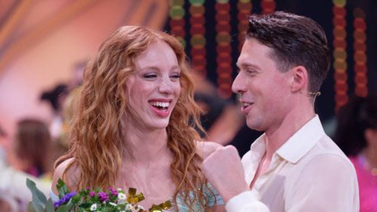 Model Anna Ermakova (l) und ihr Profi-Tanzpartner Valentin Lusin jubeln über ihren Sieg nach dem Finale der RTL Live-Tanzshow 'Let's Dance'.