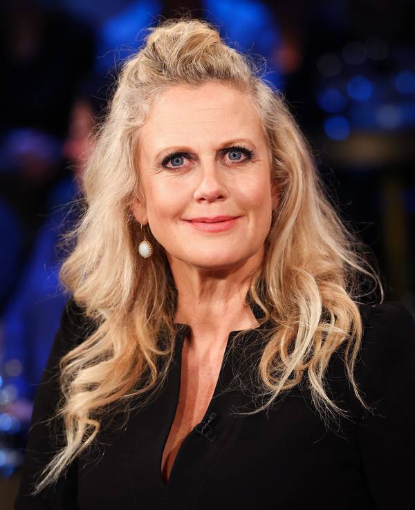 Barbara Schöneberger lächelt in die Kamera.