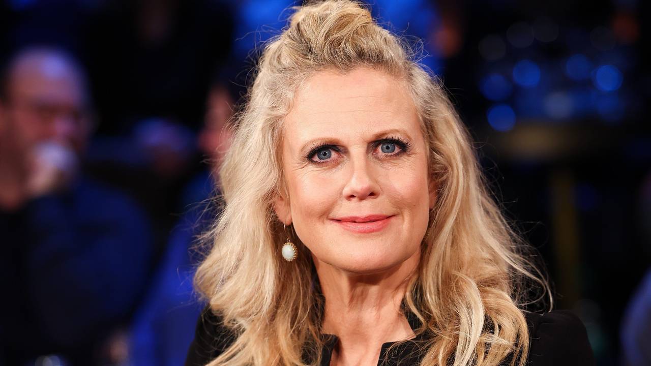 Barbara Schöneberger lächelt in die Kamera.