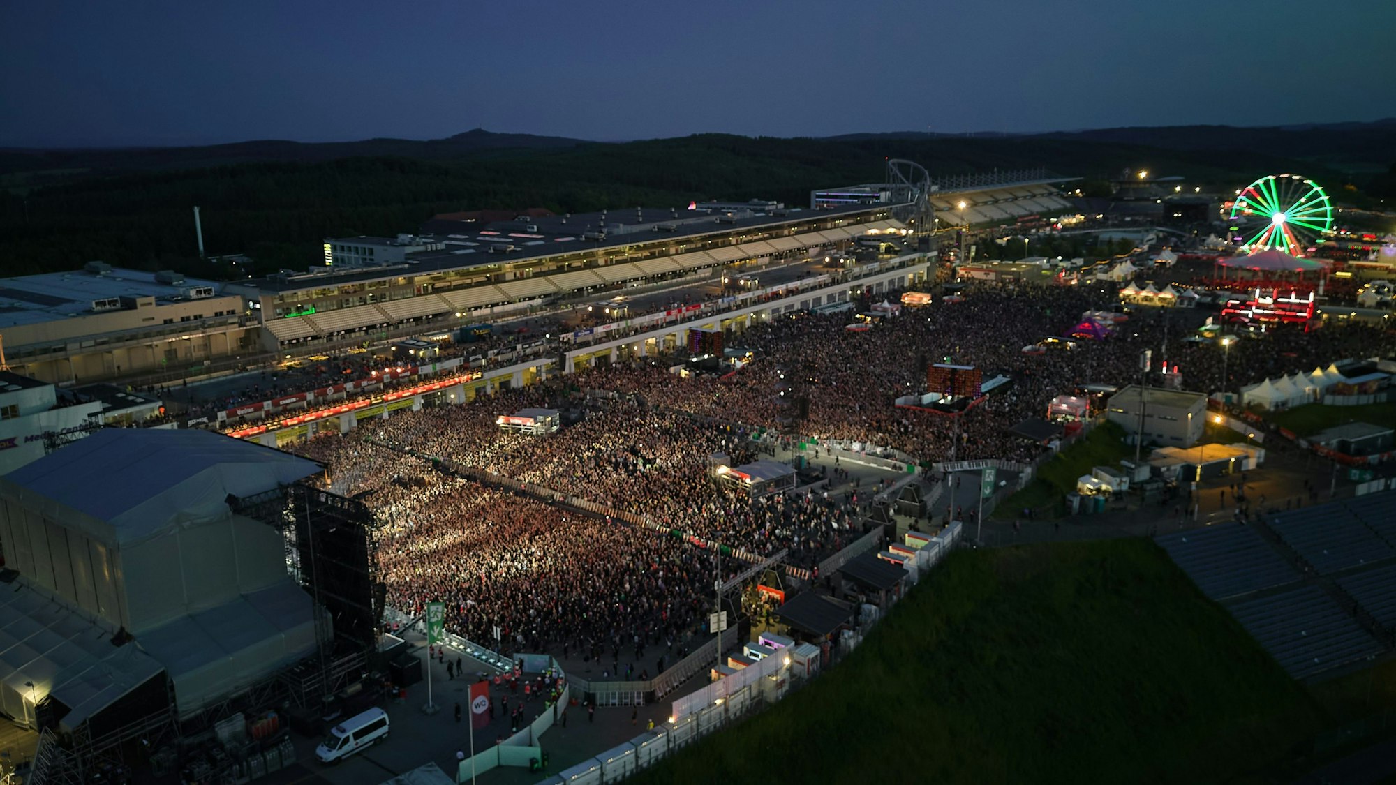 Rockfans bevölkern das Gelände des Festivals Rock am Ring.