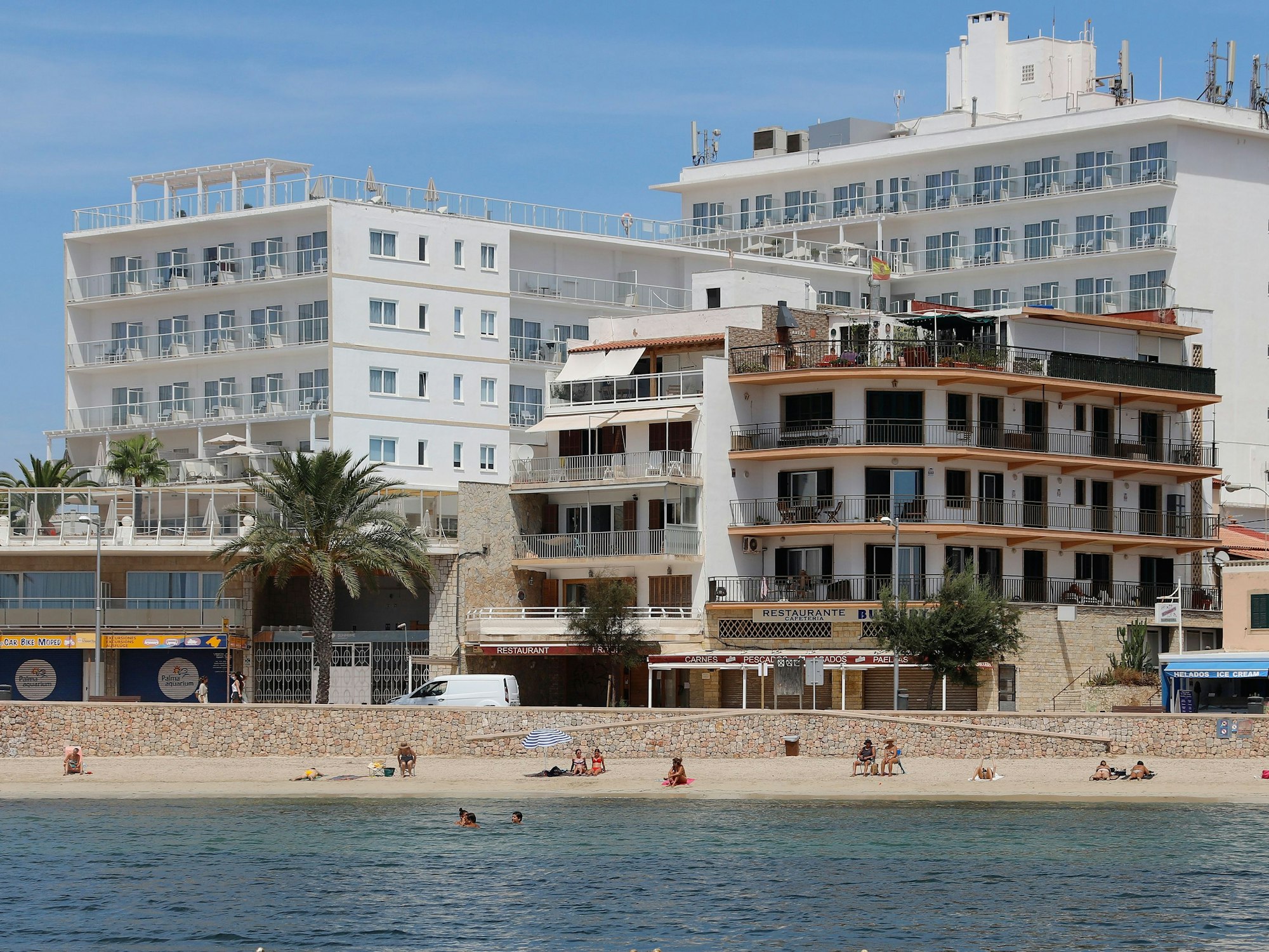 Blick auf Geschäfte und Hotels in Can Pastilla in Palma de Mallorca, hier im August 2020.