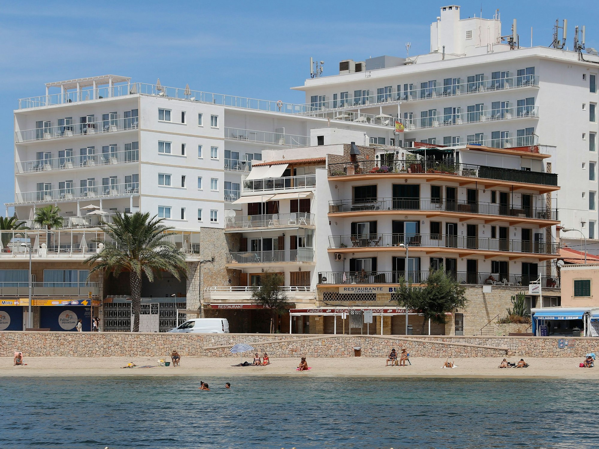 Blick auf Geschäfte und Hotels in Palma de Mallorca.