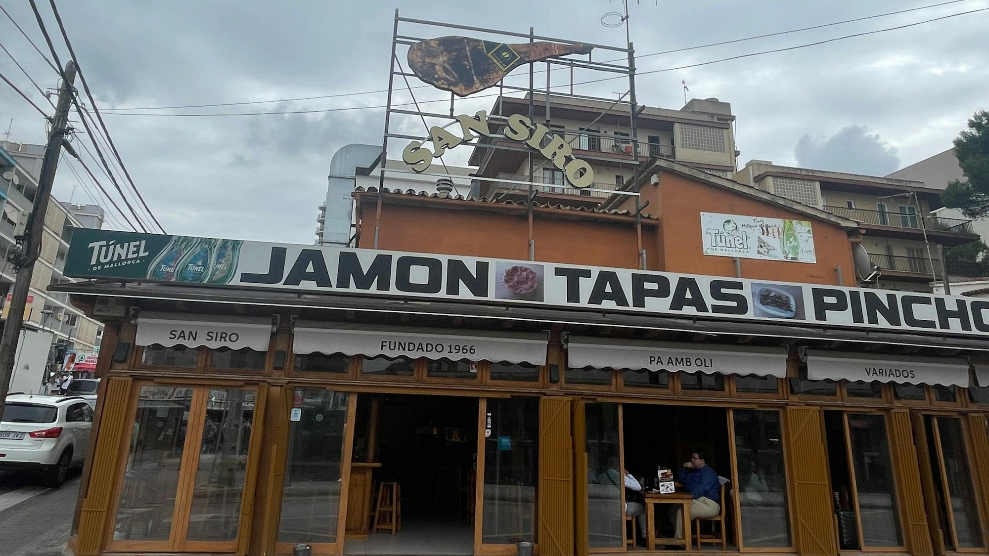 Diese Schinkenbude am Ballermann auf Mallorca hat der Schinkenstraße ihren Namen gegeben. Aufgenommen am 4. Juni 2023.