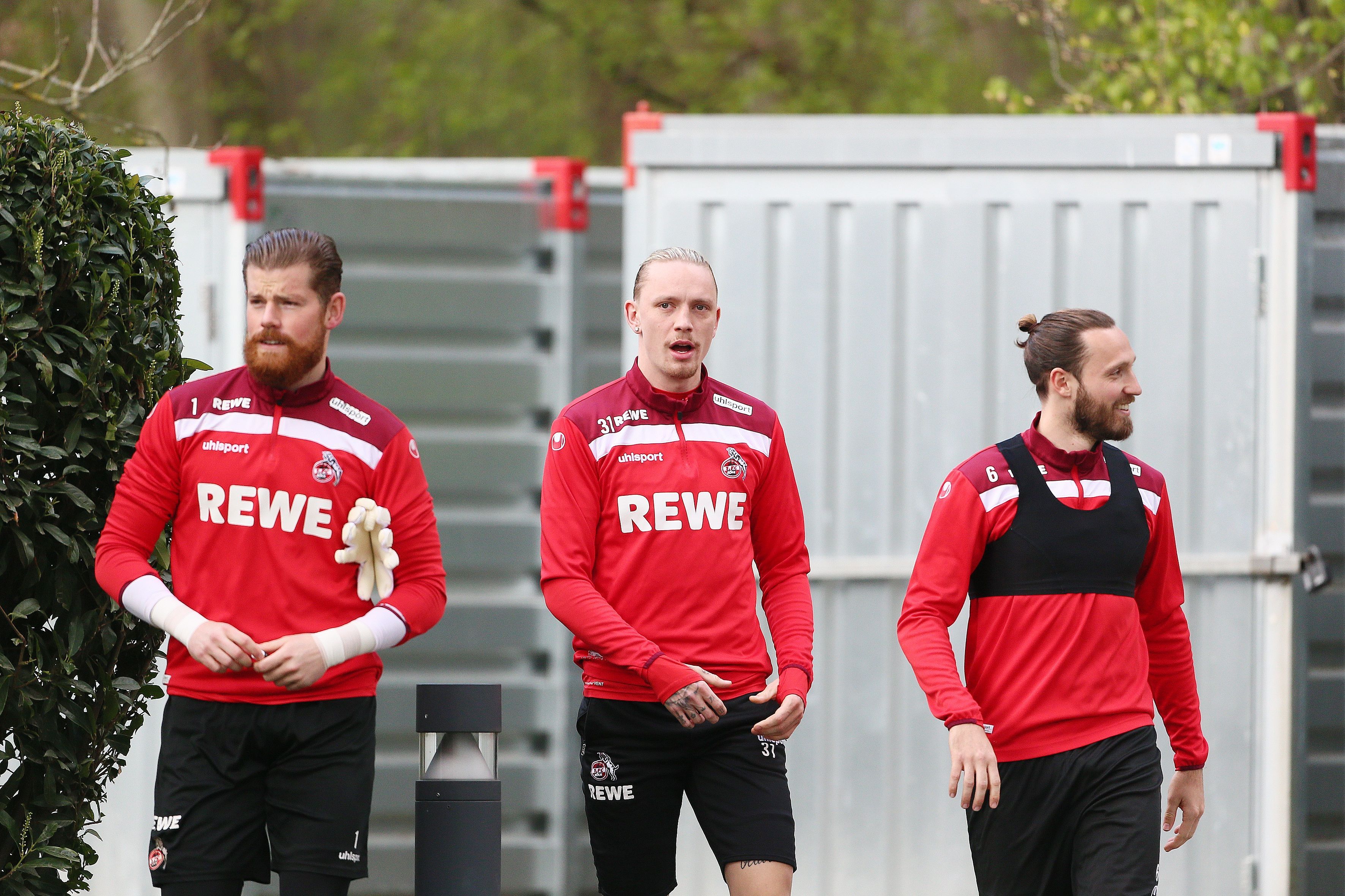 Die FC-Spieler Timo Horn, Marius Wolf und Marco Höger auf dem Weg zum nicht öffentlichen Training im Franz-Kremer-Stadion.