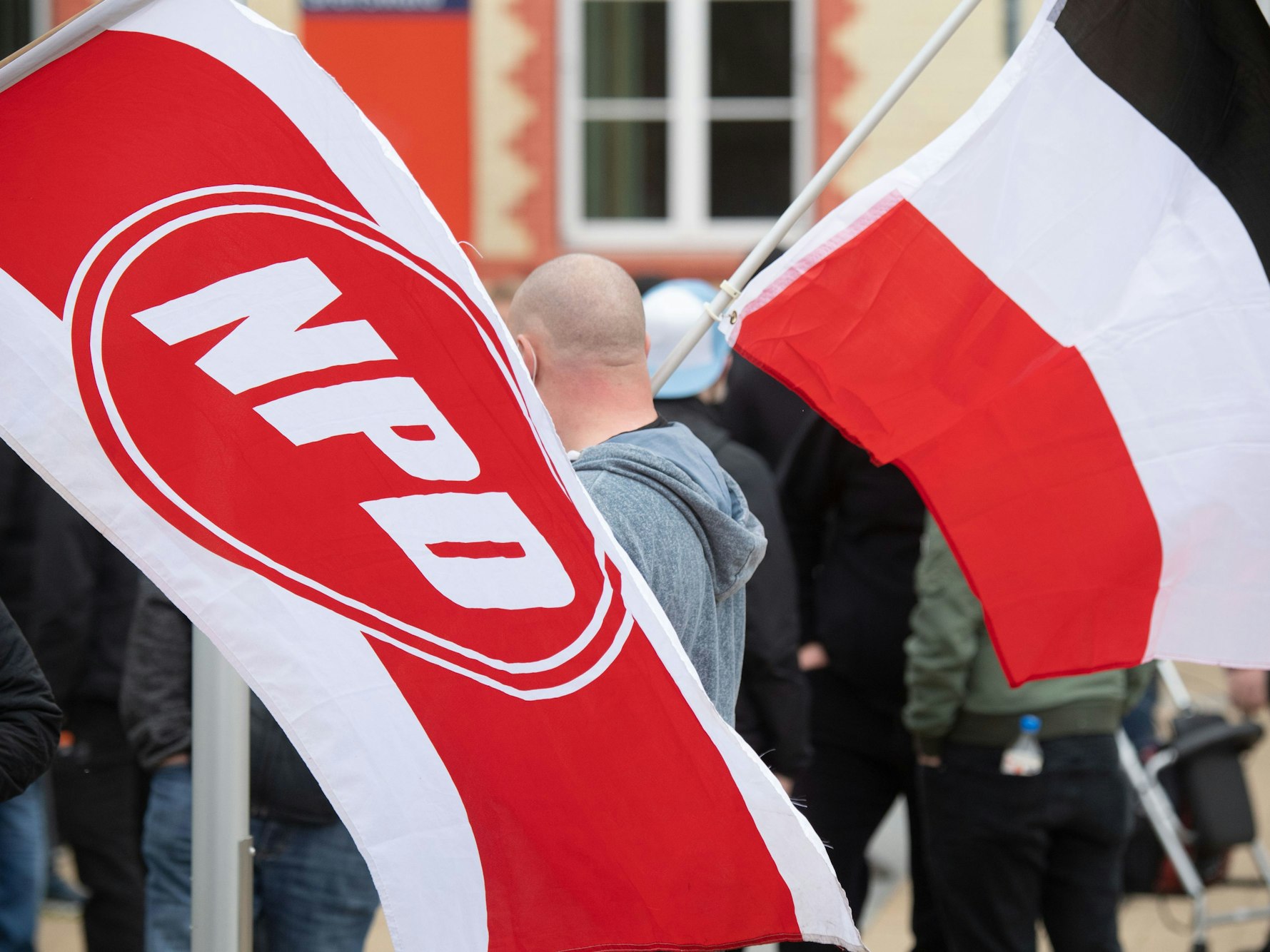 Mit wehenden Fahnen ziehen Anhänger und Anhängerinnen der rechtsextremen NPD durch die Innenstadt von Greifswald, hier im Mai 2021.