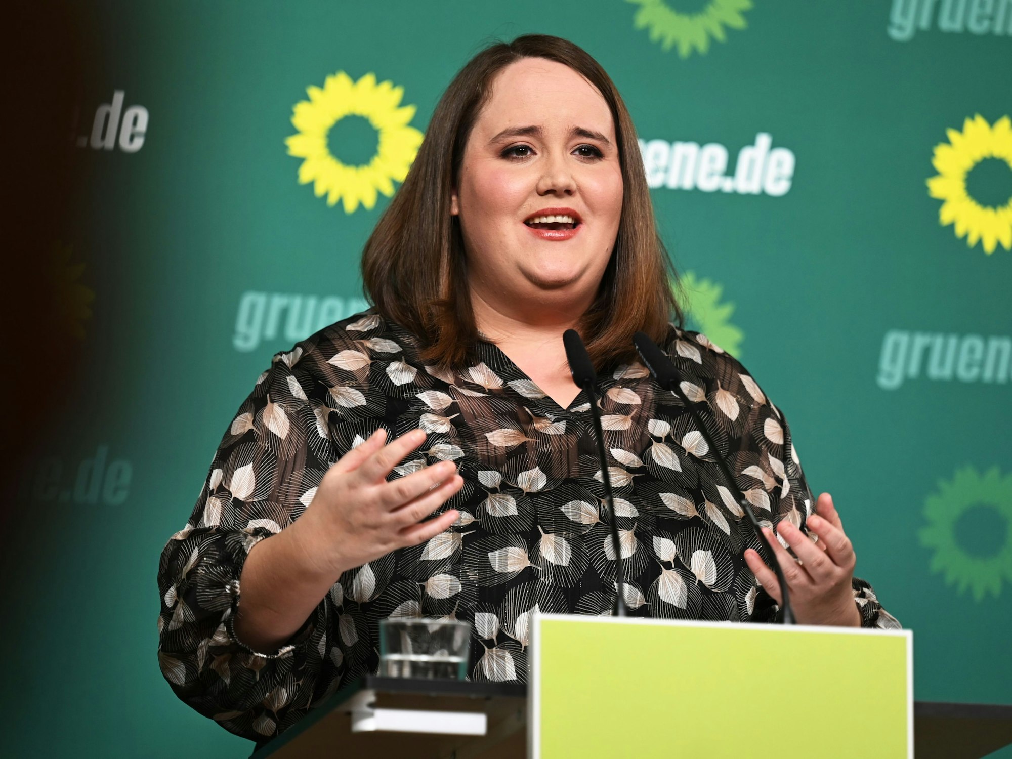 Ricarda Lang, Bundesvorsitzende von Bündnis 90/Die Grünen, spricht nach den Gremiensitzungen ihrer Partei auf einer Pressekonferenz.
