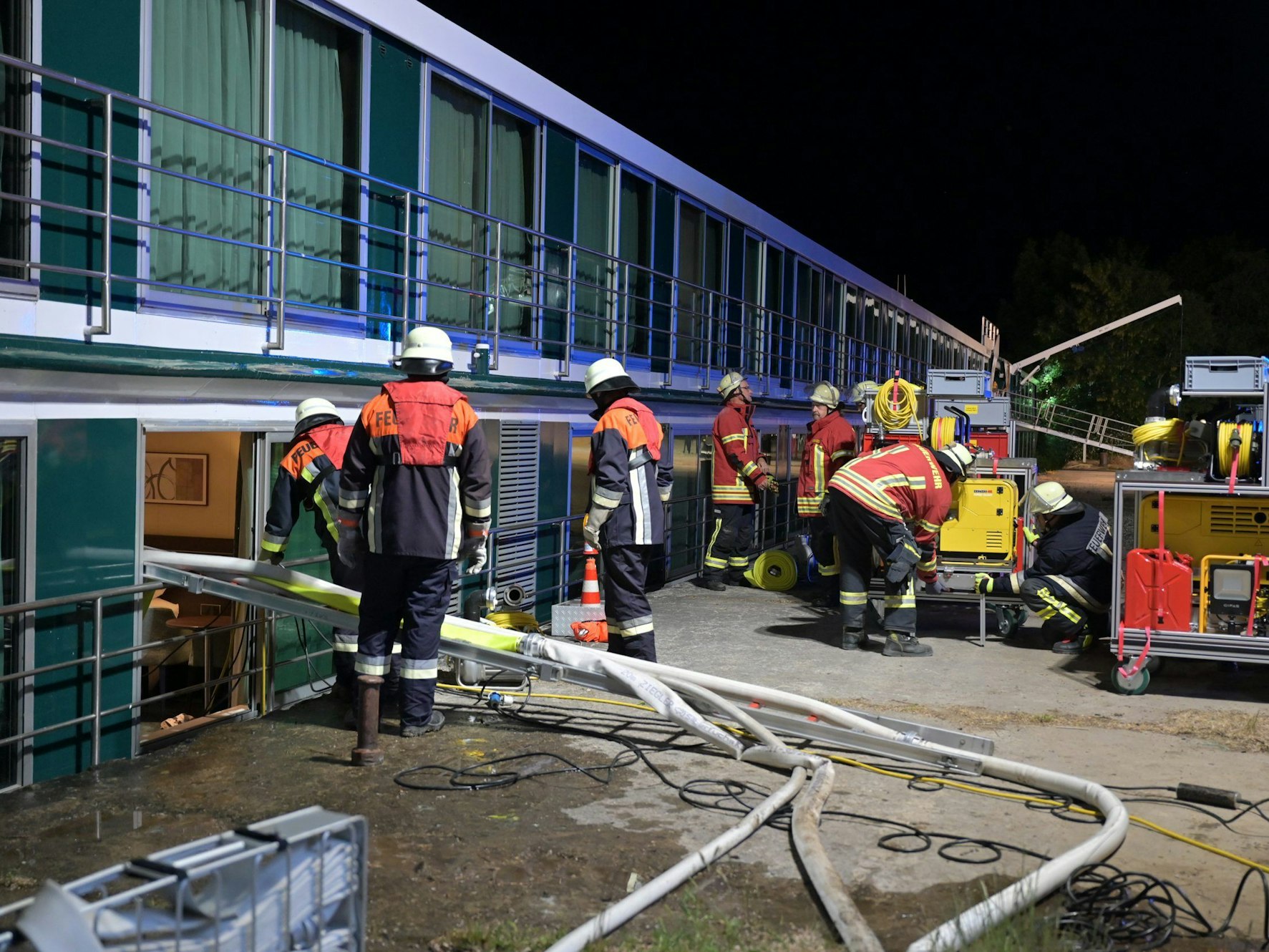 Die Feuerwehr arbeitet an einem Passagierschiff auf dem Main. Passagiere und Crewmitglieder wurden nach einem Schiffsunfall evakuiert. dpa