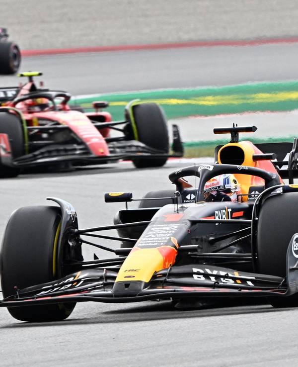 Max Verstappen fährt im Rennen der Formel 1 vorneweg.