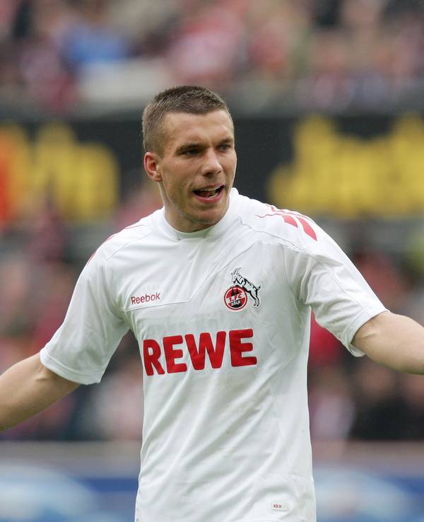 Lukas Podolski breitet klagend die Arme aus.