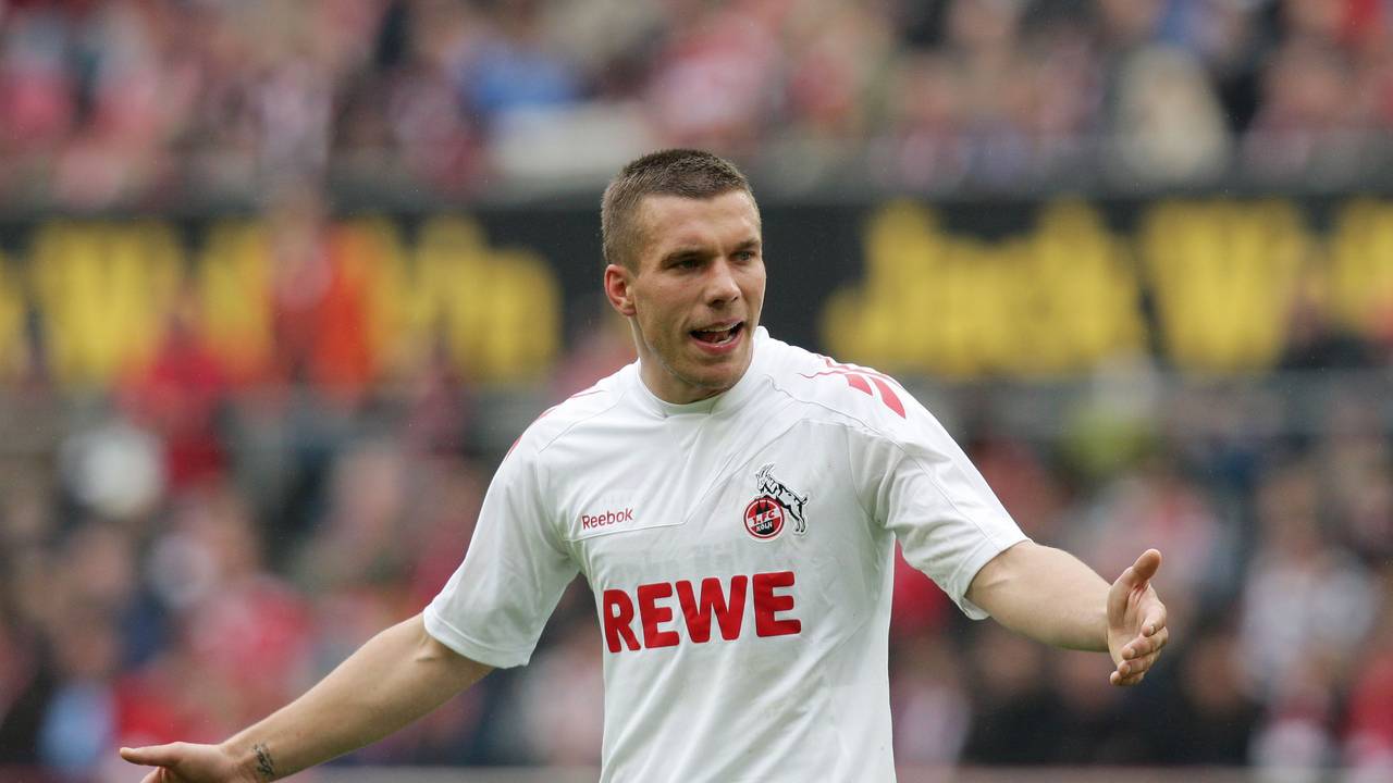 Lukas Podolski breitet klagend die Arme aus.