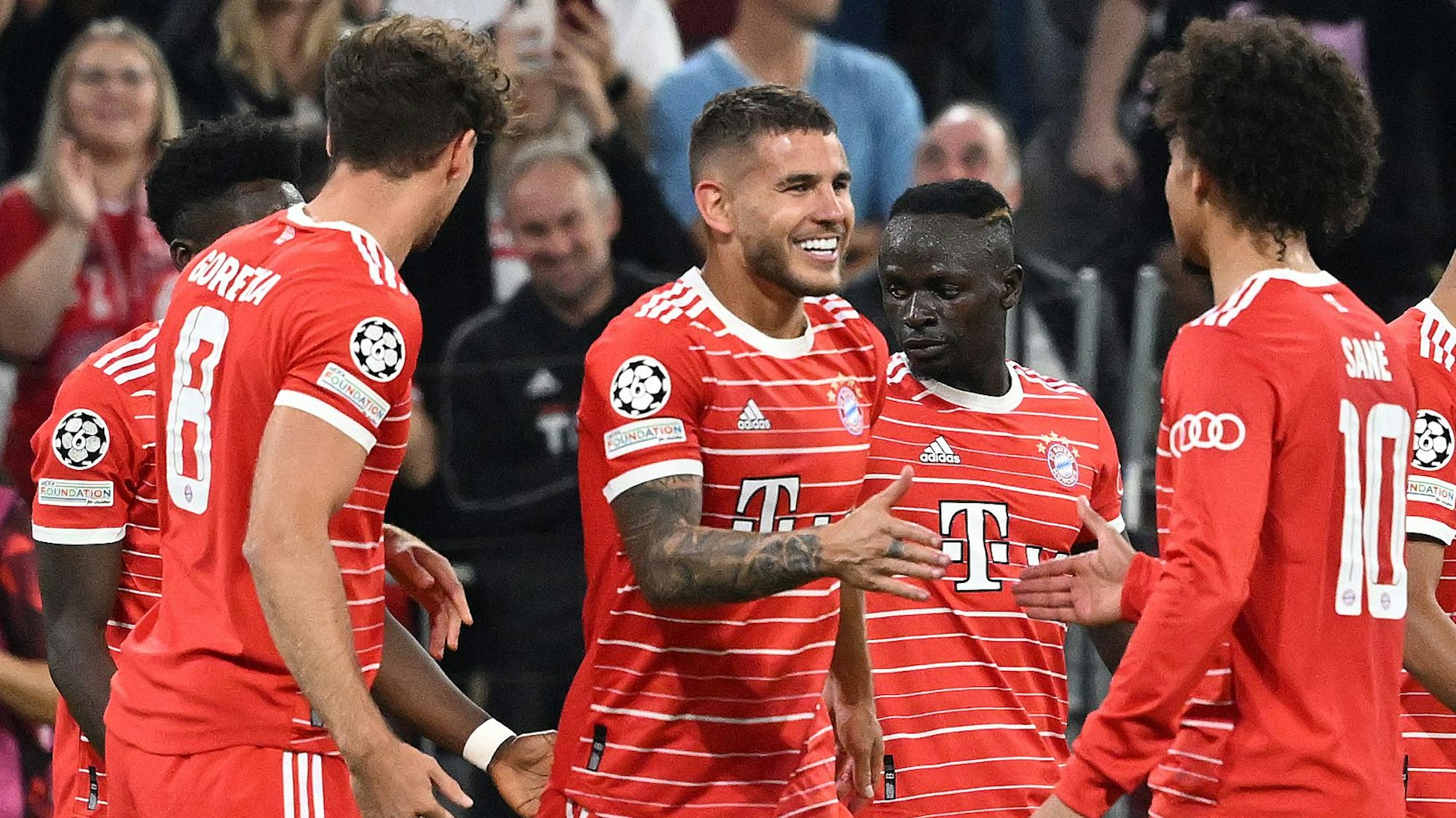 Lucas Hernandez jubelt mit seinen Mitspielern über ein Tor für den FC Bayern in der Champions League.