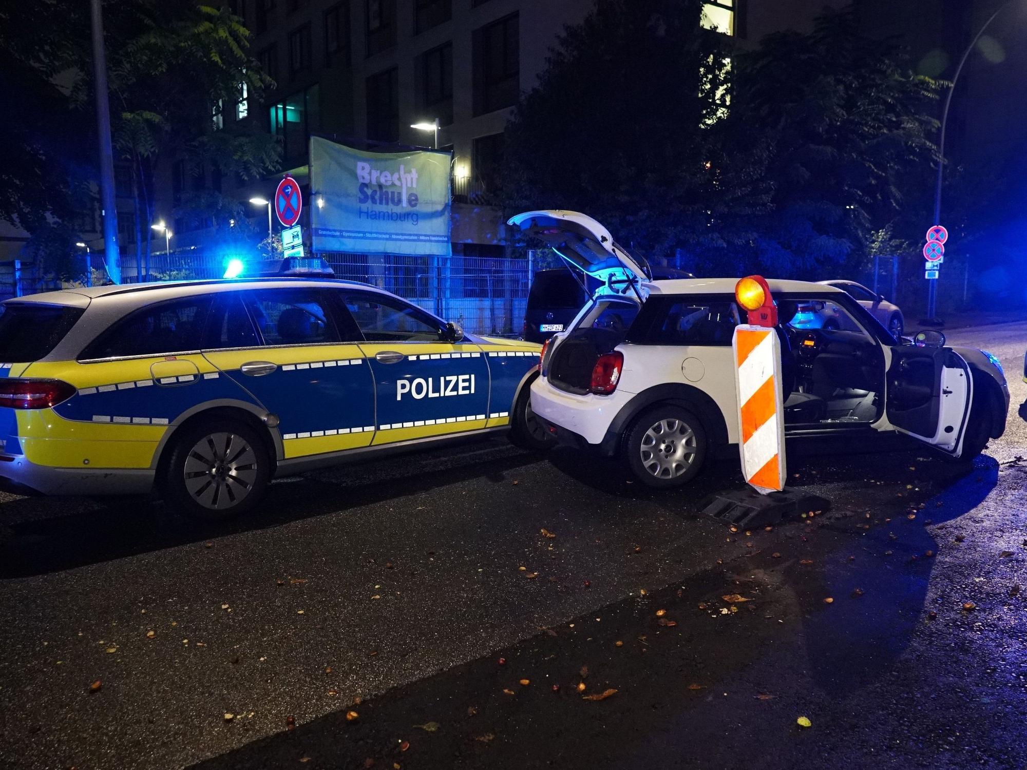 Beim Stoppen eines flüchtigen Autos durch die Polizei ist es zu einem Unfall gekommen. Außerdem haben die Beamten im Kofferraum eines Autos geöffnet, hier im September 2020 in Hamburg.