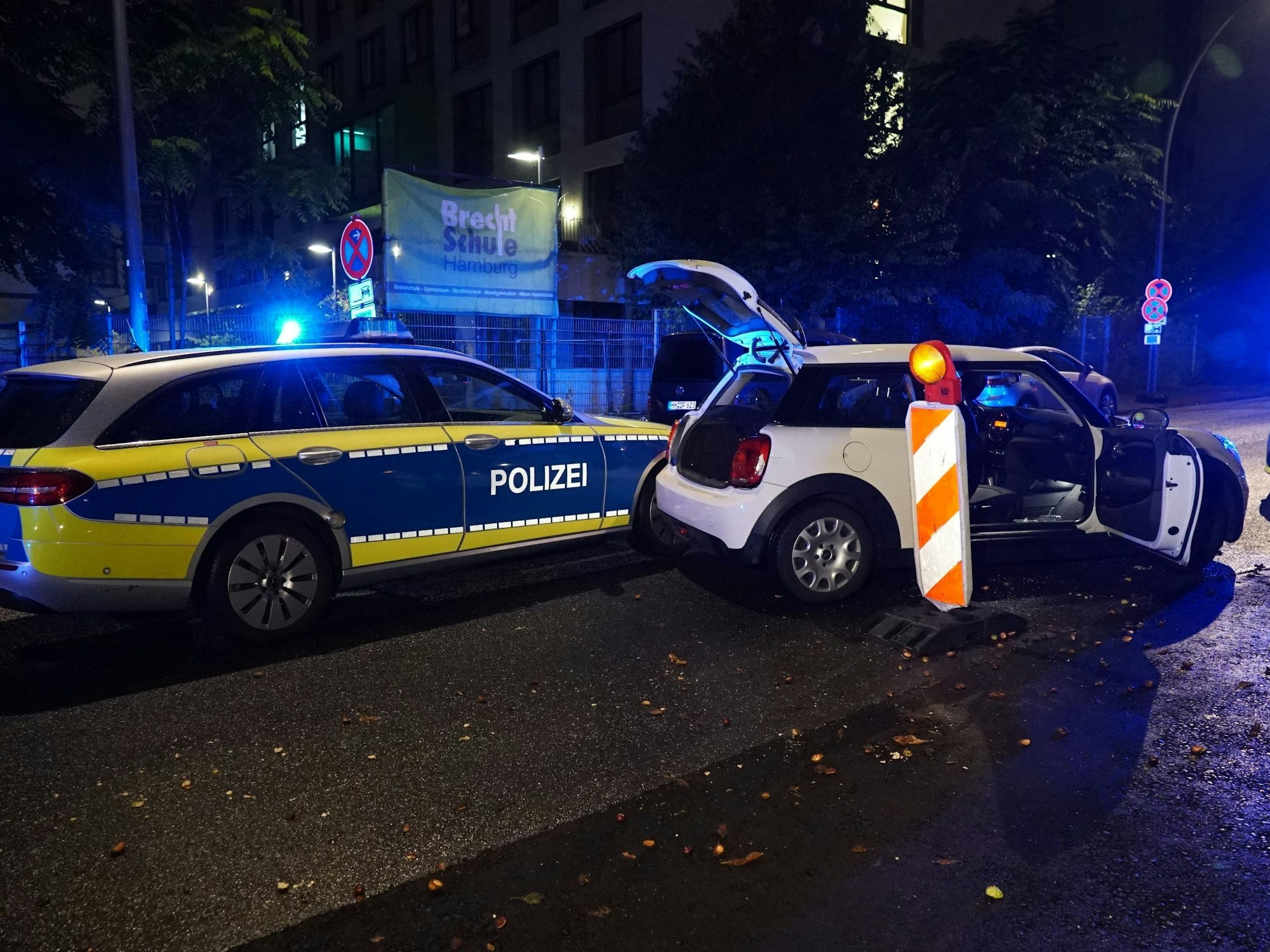 Beim Stoppen eines flüchtigen Autos durch die Polizei ist es zu einem Unfall gekommen. Außerdem haben die Beamten im Kofferraum eines Autos geöffnet, hier im September 2020 in Hamburg.