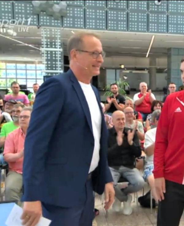 Schwimmer Dorian Burkardt spricht im „Doppelpass“ mit Moderator Florian König und Julia Simic.