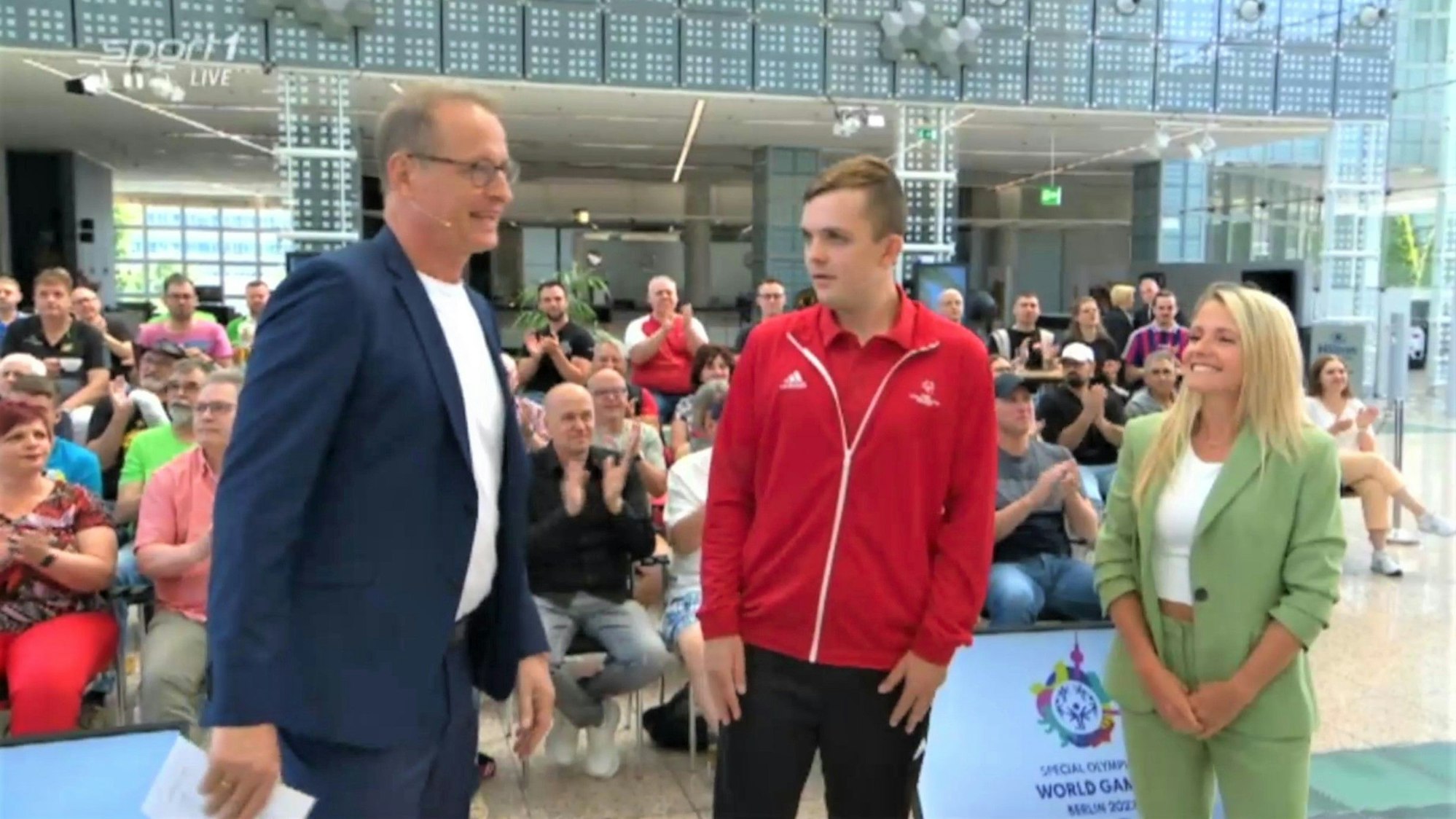 Schwimmer Dorian Burkardt spricht im „Doppelpass“ mit Moderator Florian König und Julia Simic.