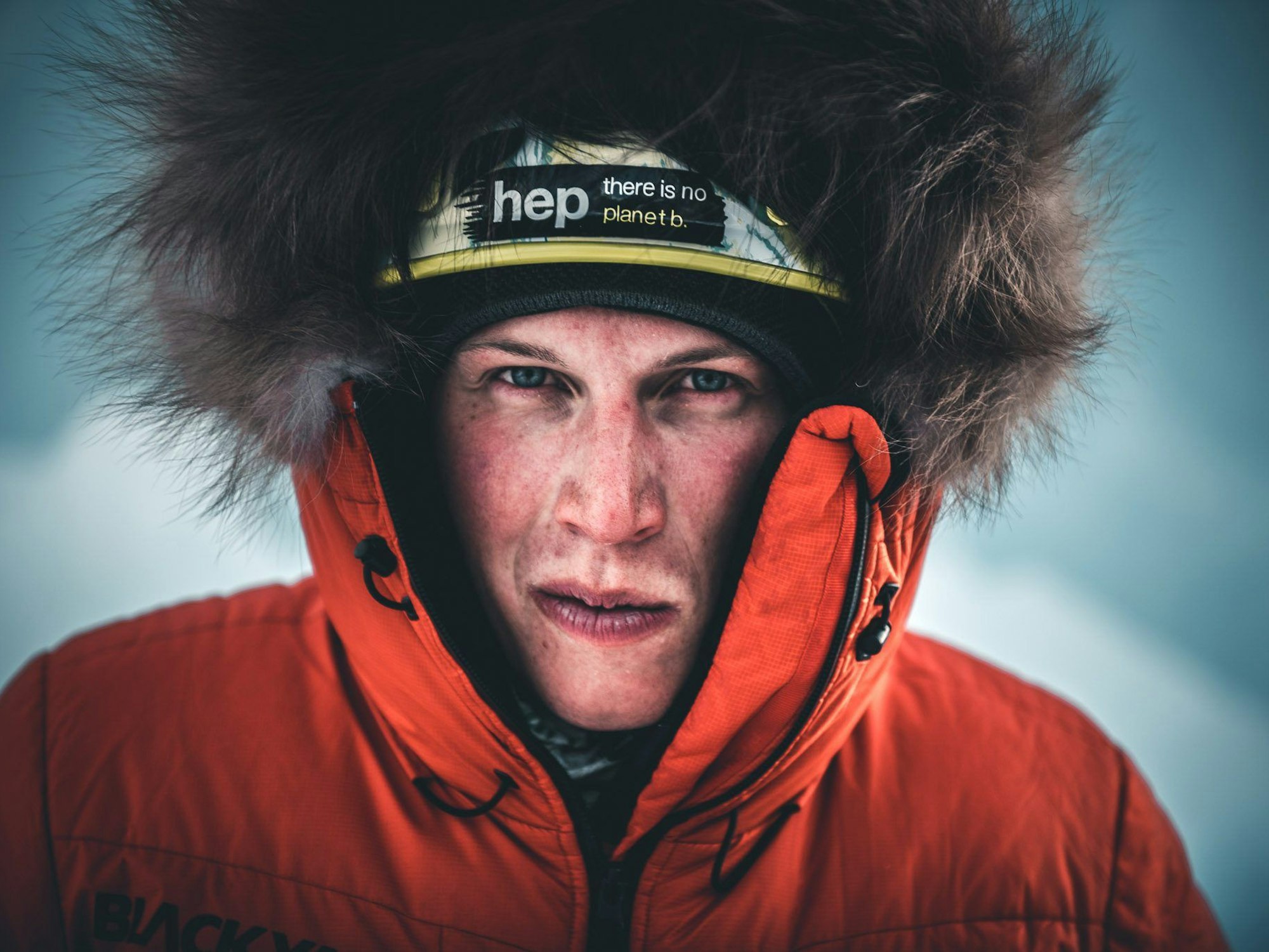 Bergsteiger Jost Kobusch mit Kapuze auf dem Kopf.