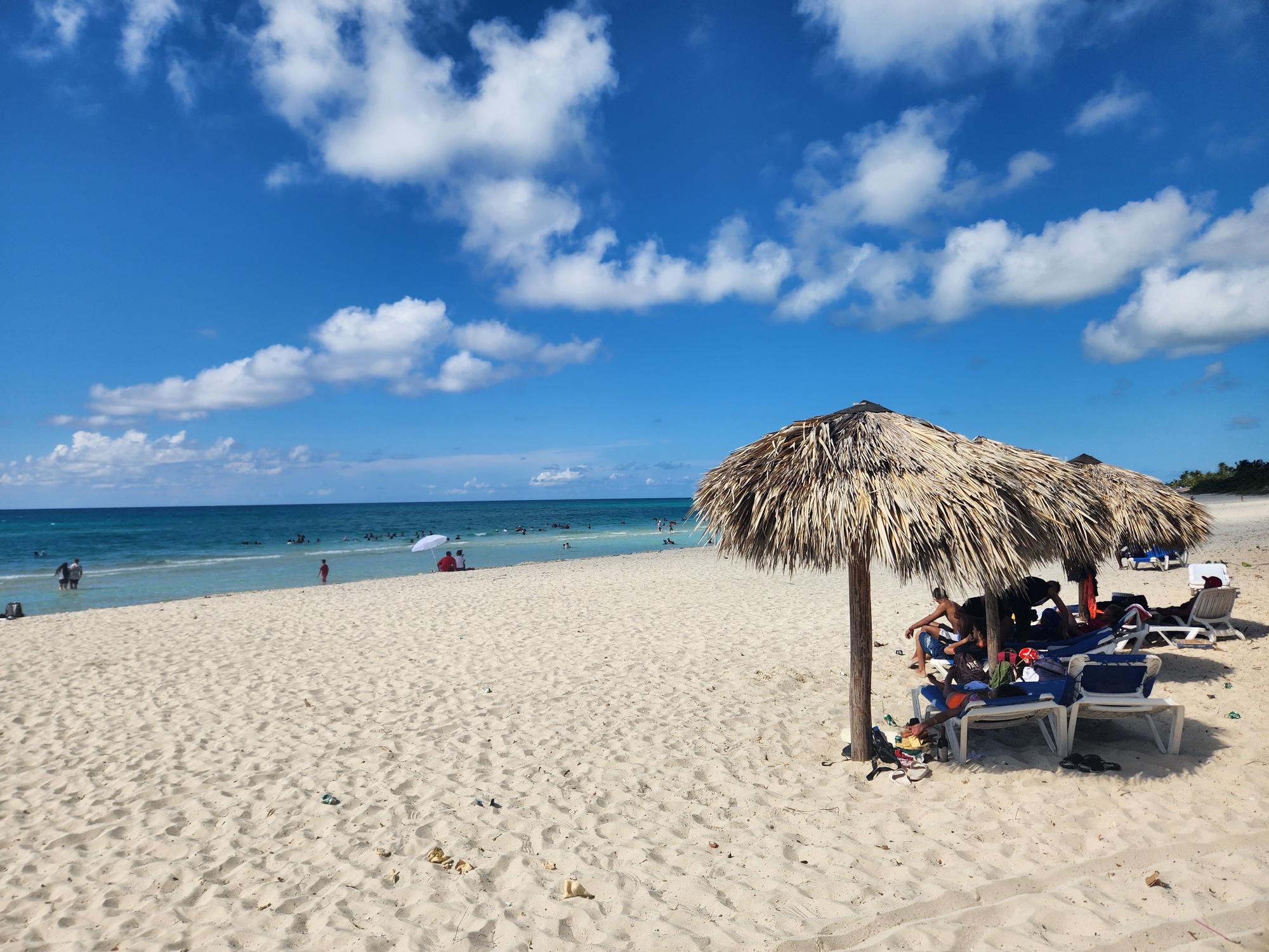 Der beliebte Strand des kubanischen Urlaubsortes Varadero mit Palmenschirmen, hier im Mai 2023.