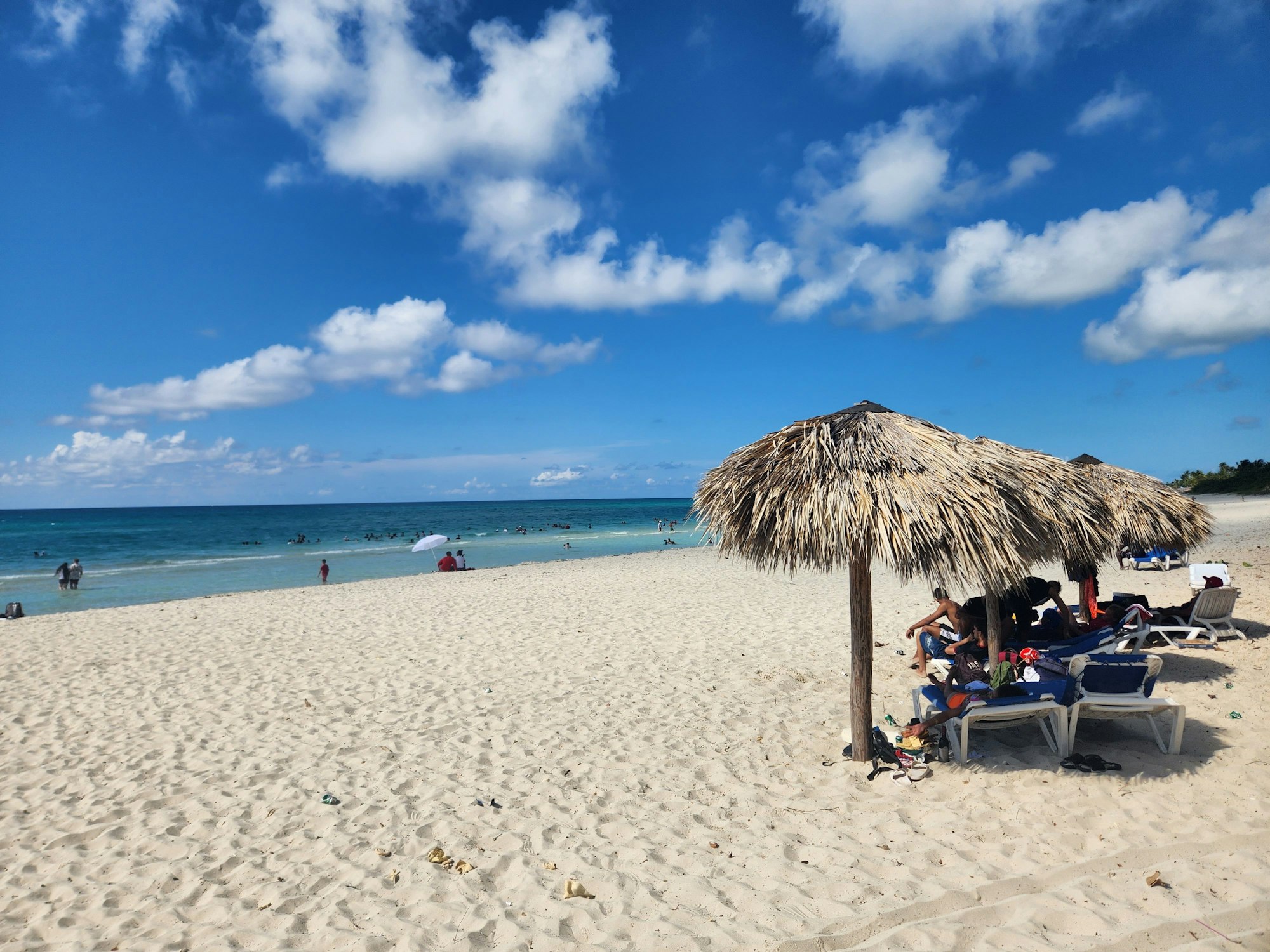 Der beliebte Strand des kubanischen Urlaubsortes Varadero mit Palmenschirmen, hier im Mai 2023.