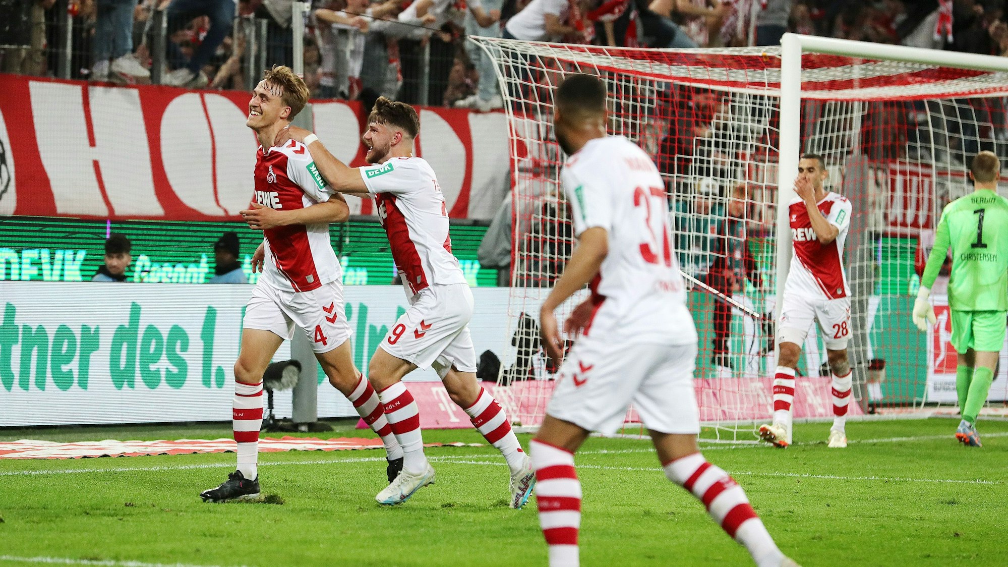 Timo Hübers, Jan Thielmann, Linton Maina und Ellyes Skhiri jubeln nach einem Tor gegen Hertha BSC am 12. Mai 2023.