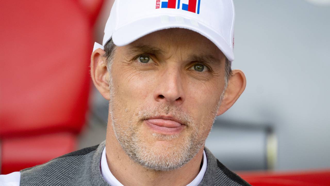 Trainer Thomas Tuchel streckt auf der Tribüne die Zunge raus.