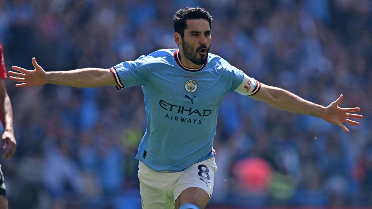 Ilkay Gündogan jubelt im Trikot von Manchester City.