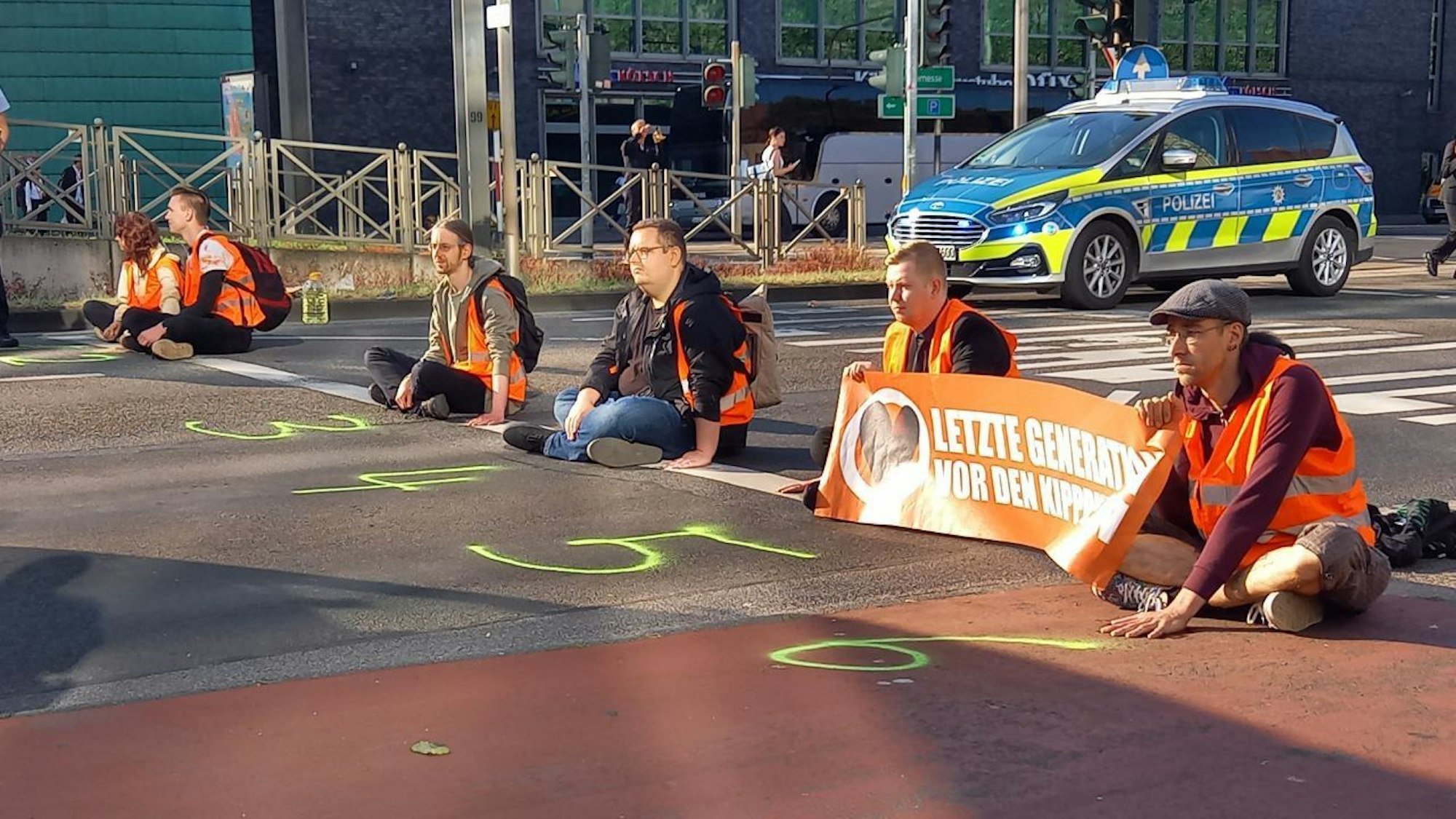 Die Letzte Generation bei Protest in Köln-Deutz.