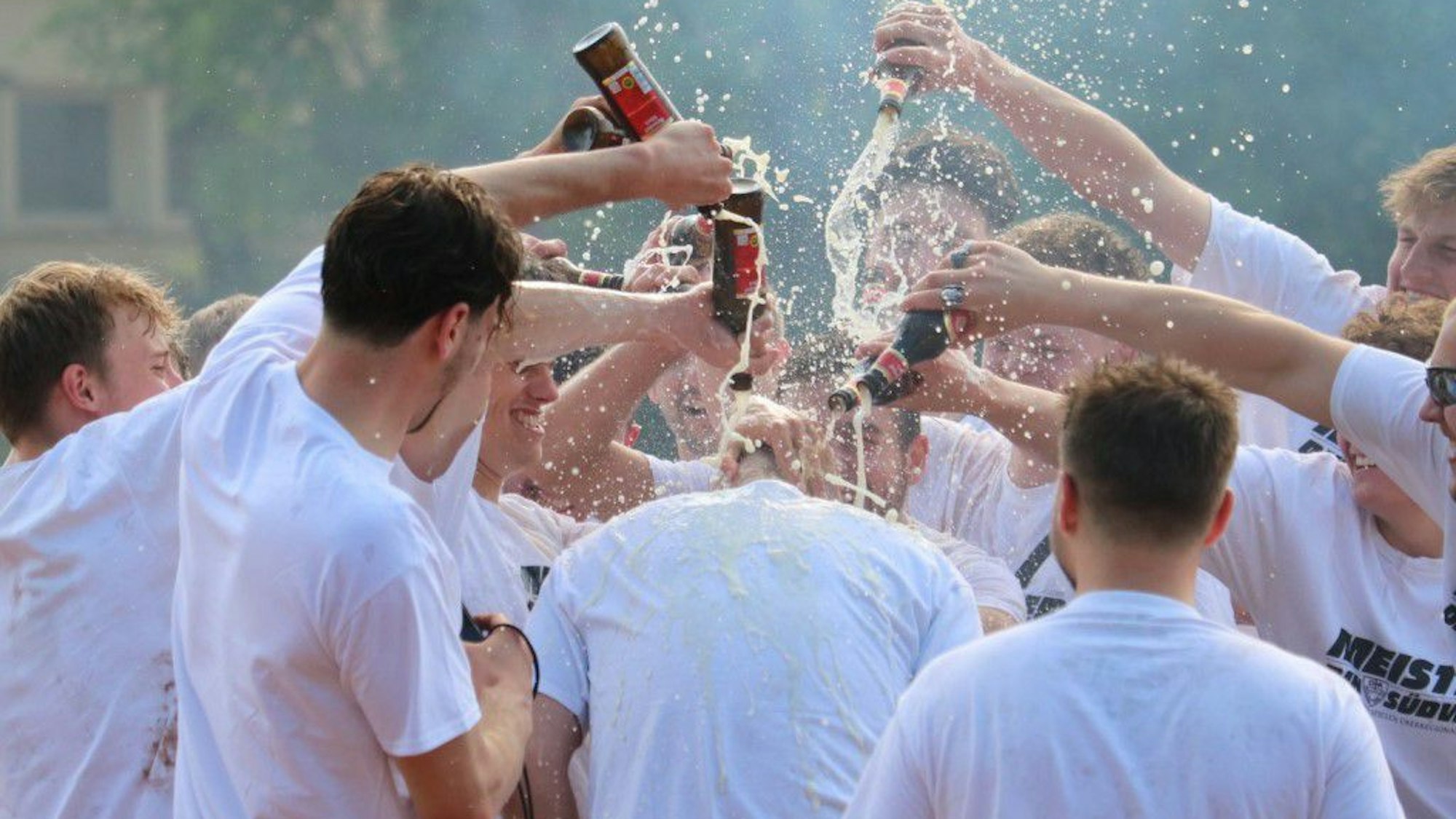 Bierdusche für den Trainer der DJK Südwest, Sven Henke.