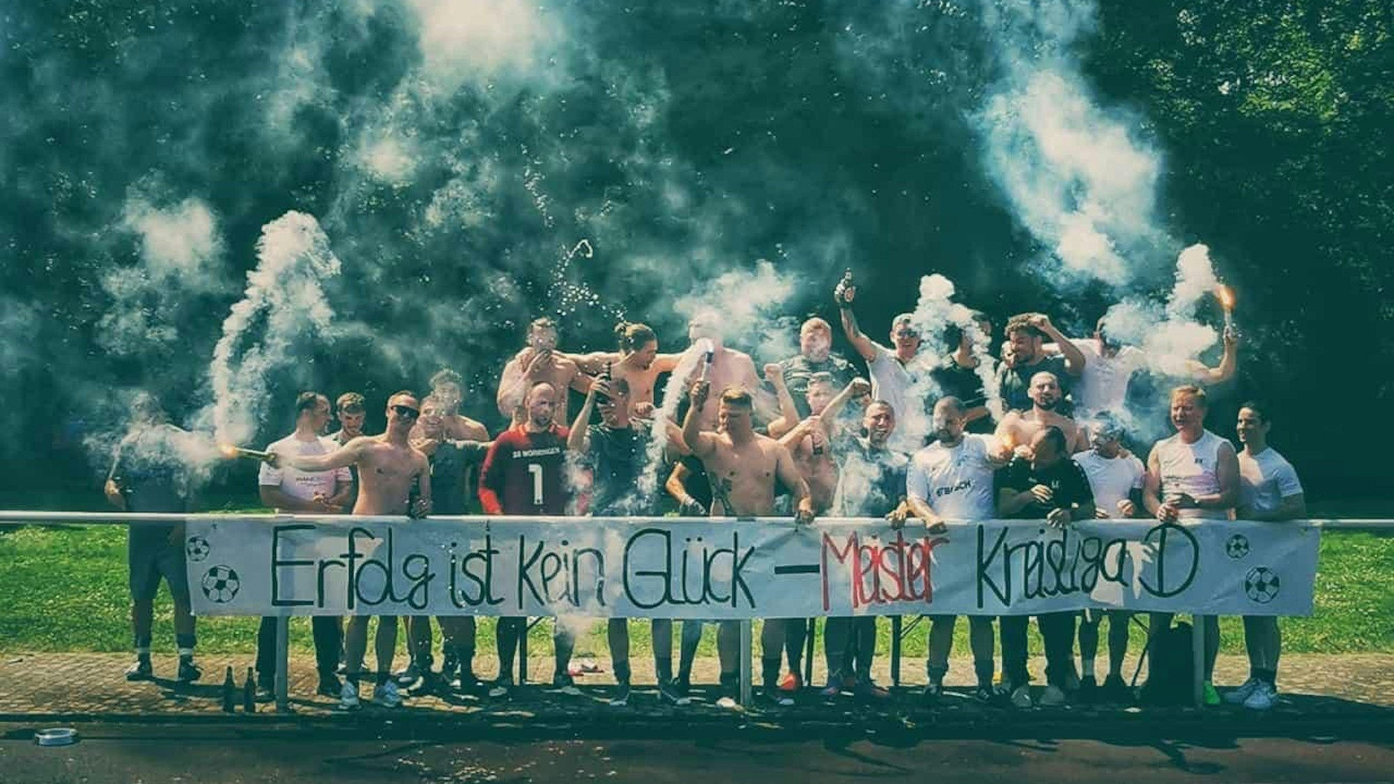 Die Spieler der SG Worringen feiern den Aufstieg in die Kreisliga C.