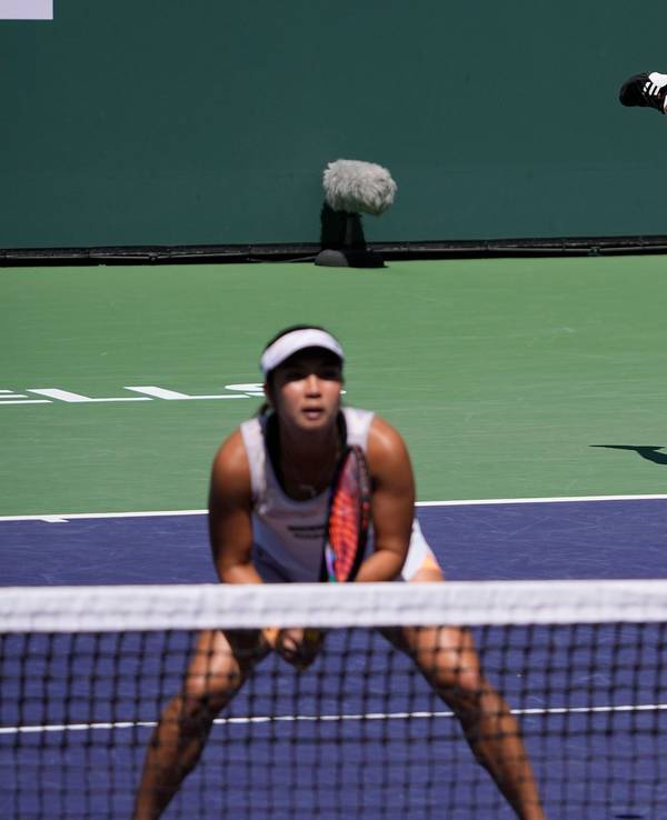 Miyu Kato (r.) serviert einen Aufschlag. Vor ihr am Netz steht ihre Doppelpartnerin Aldila Sutjiadi Sutjiadi. Das Symbolfoo ist am 17. März 2023 in Indian Wells entstanden.