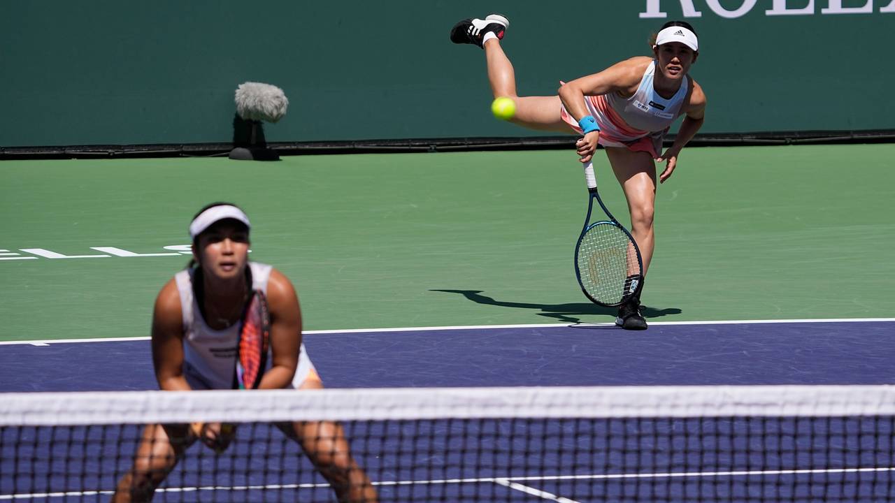 Miyu Kato (r.) serviert einen Aufschlag. Vor ihr am Netz steht ihre Doppelpartnerin Aldila Sutjiadi Sutjiadi. Das Symbolfoo ist am 17. März 2023 in Indian Wells entstanden.