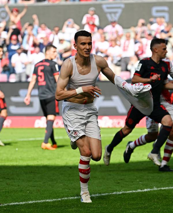 Dejan Ljubicic jubelt über seinen Treffer gegen die Bayern.