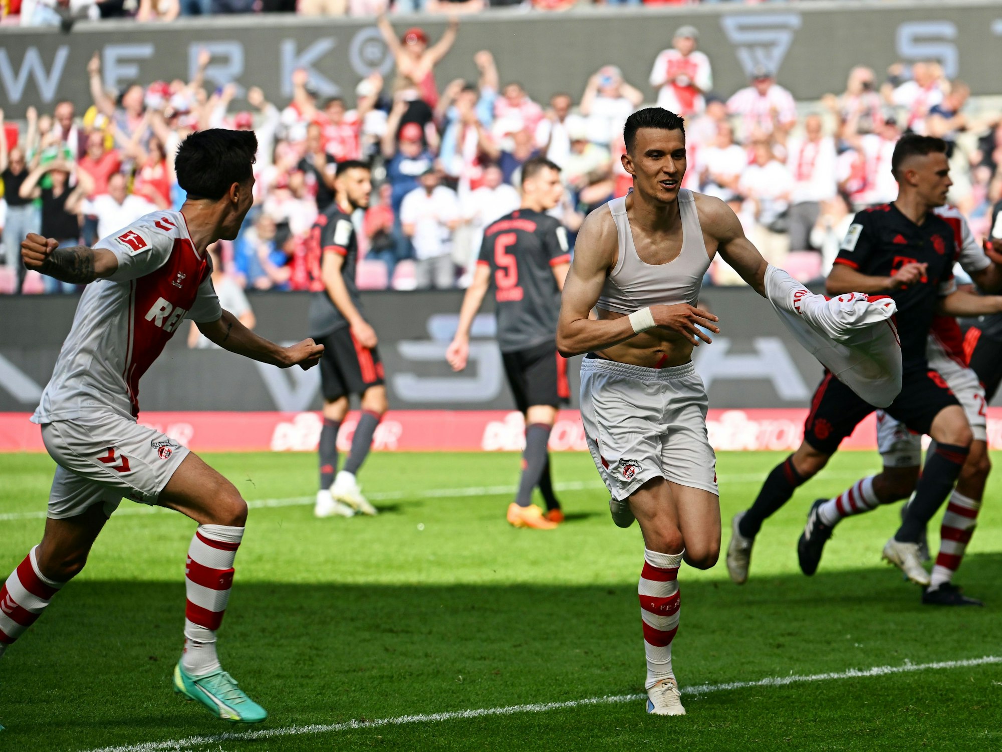 Dejan Ljubicic jubelt über seinen Treffer gegen die Bayern.