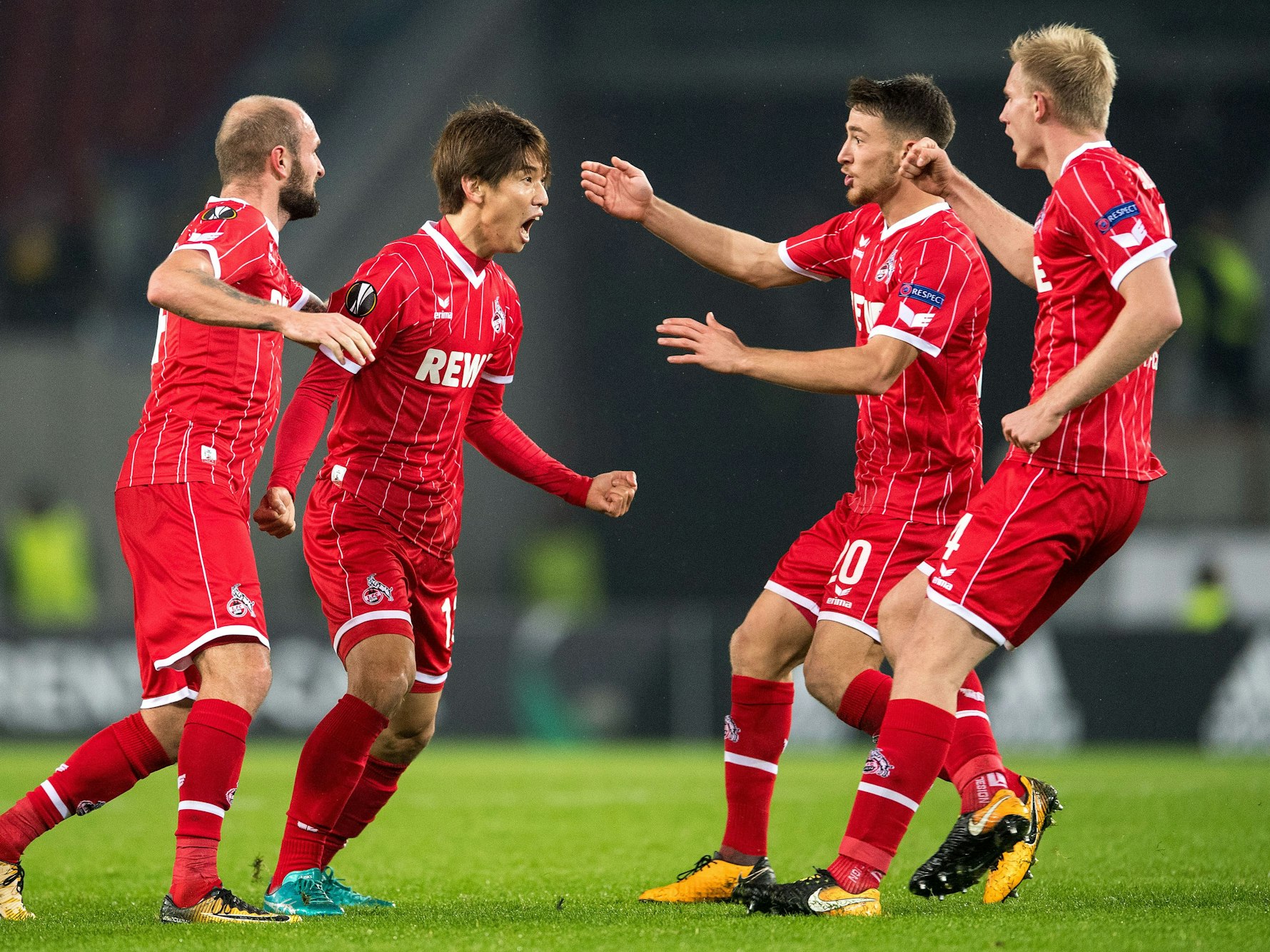 Konstantin Rausch (l-r), Torschütze Yuya Osako, Salih Özcan und Frederik Sörensen freuen sich am 2. November 2017 über einen Treffer gegen BATE Borissow.