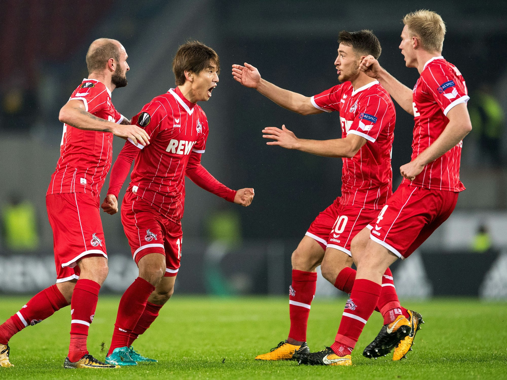 Konstantin Rausch (l-r), Torschütze Yuya Osako, Salih Özcan und Frederik Sörensen freuen sich am 2. November 2017 über einen Treffer gegen BATE Borissow.