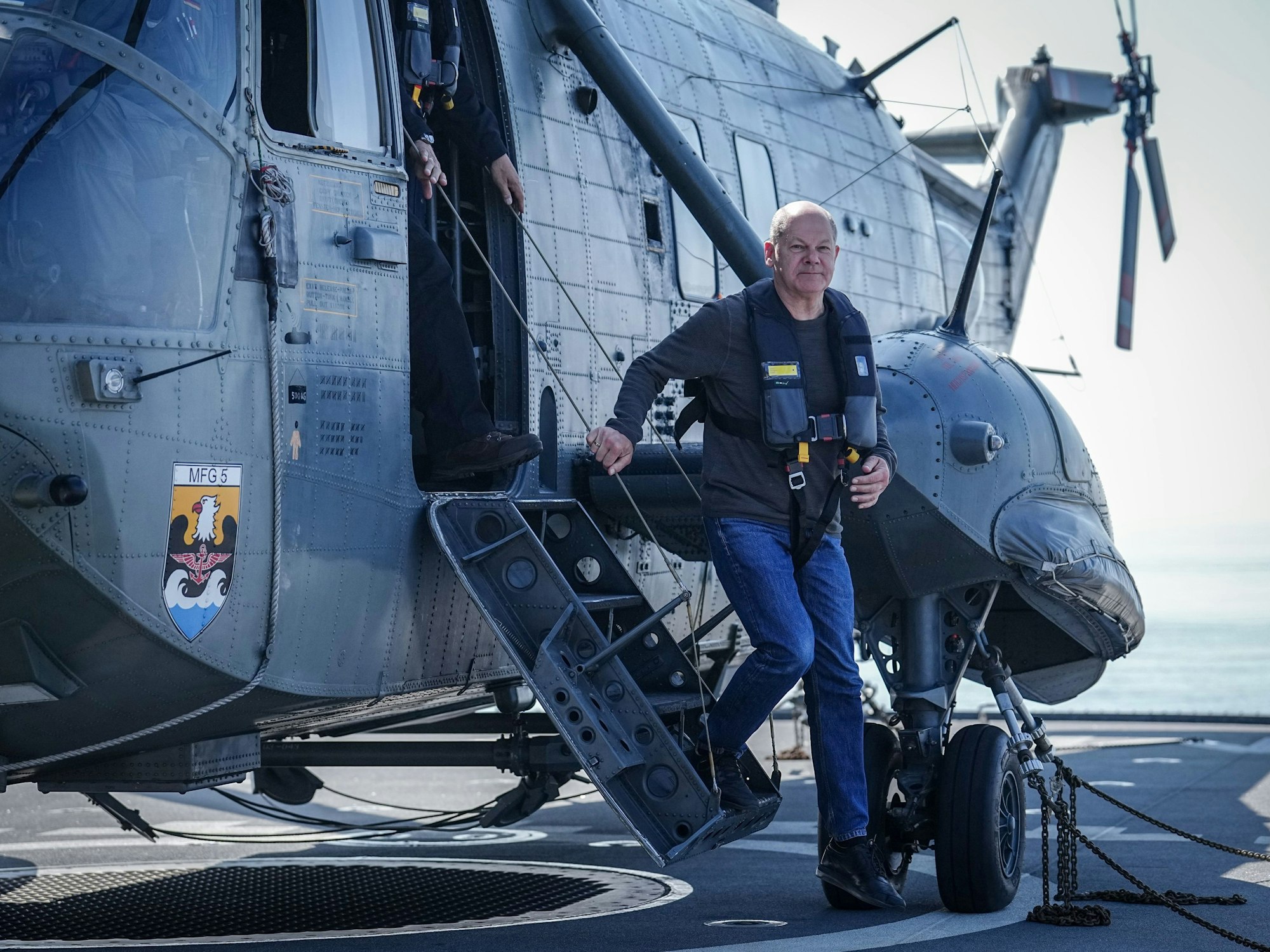Bundeskanzler Olaf Scholz steigt am Montag (5. Juni 2023) auf der Ostsee-Fregatte „Mecklenburg-Vorpommern“ aus dem Marinehubschrauber „Sea King Mk41“.