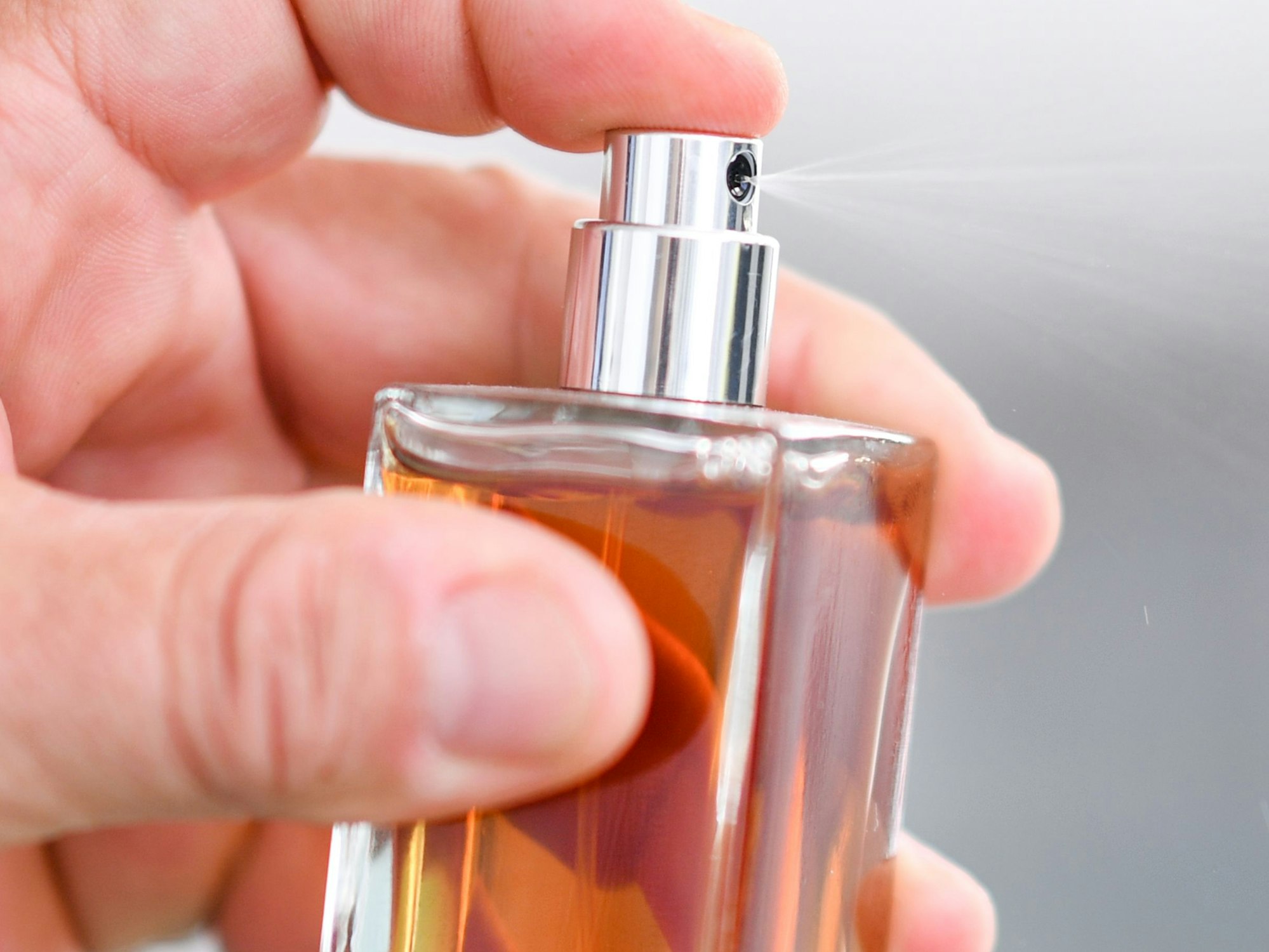 Eine Person sprüht mit einem Parfümfläschchen, hier im September 2016 in Rheinland-Pfalz.