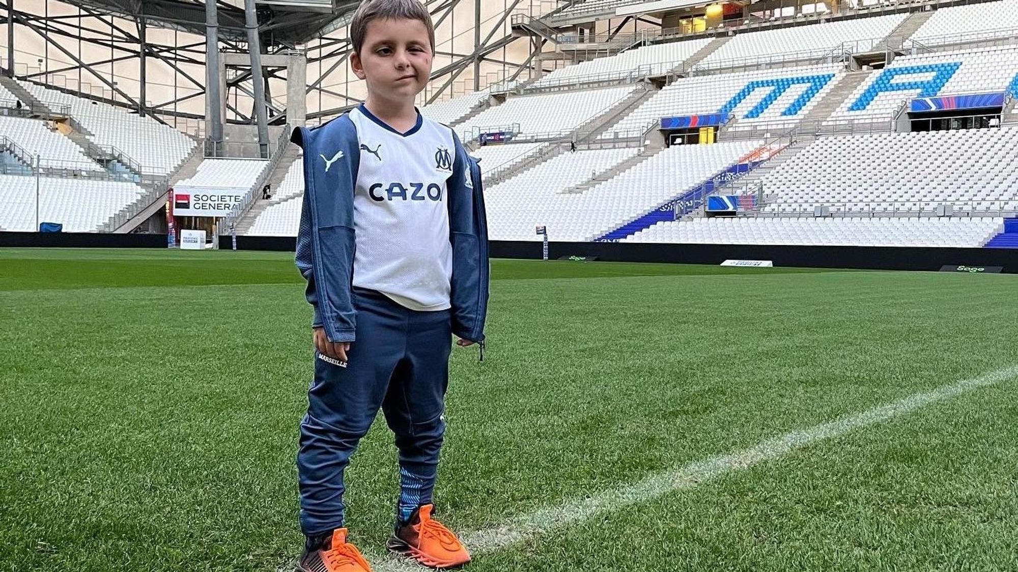Der kleine Kenzo auf einem Foto im Stade Velodrome seines Lieblings-Vereins Olympique Marseille.