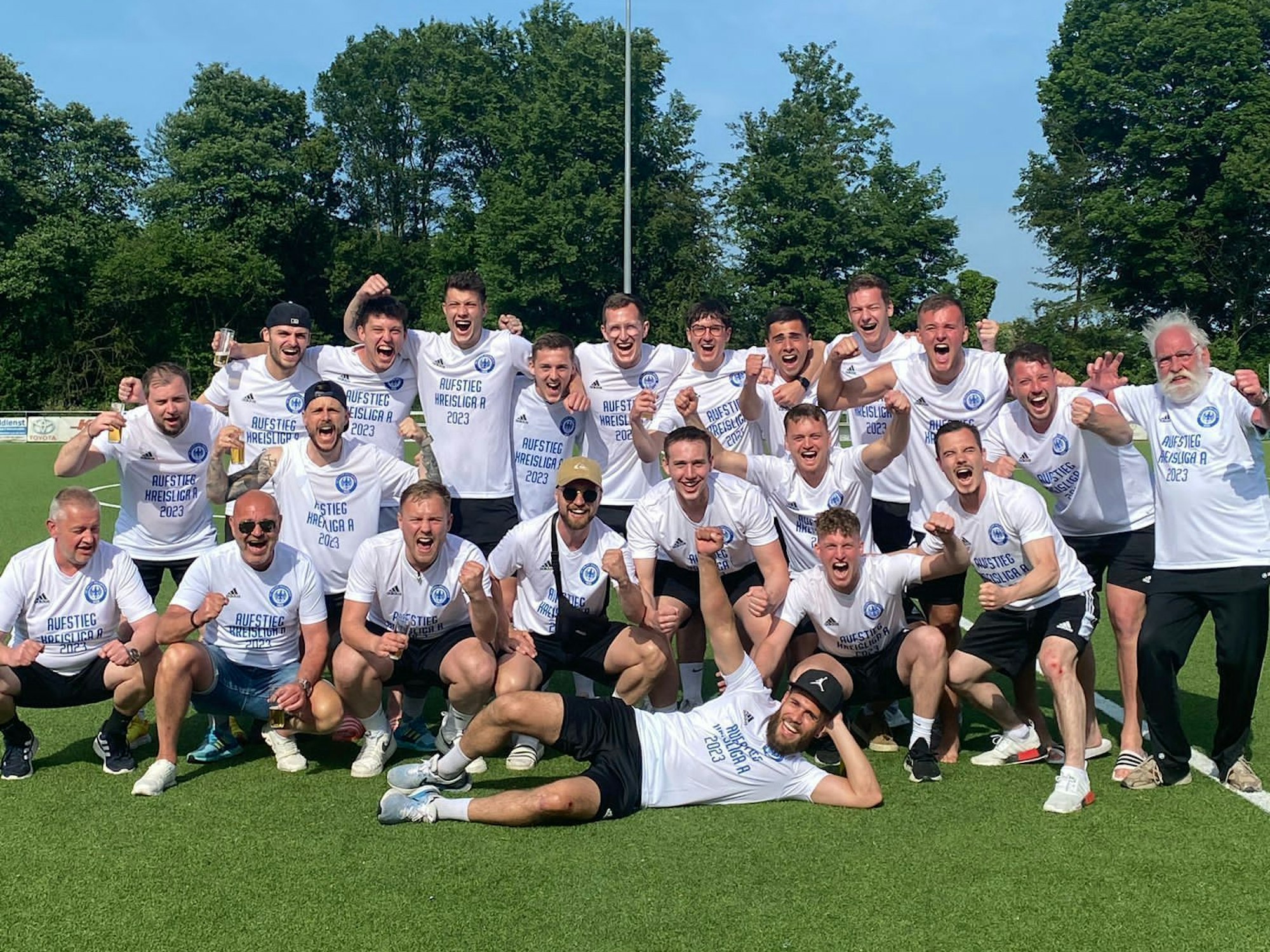 Die Spieler des SV Adler Dellbrück feiern den Aufstieg in die Kreisliga A.