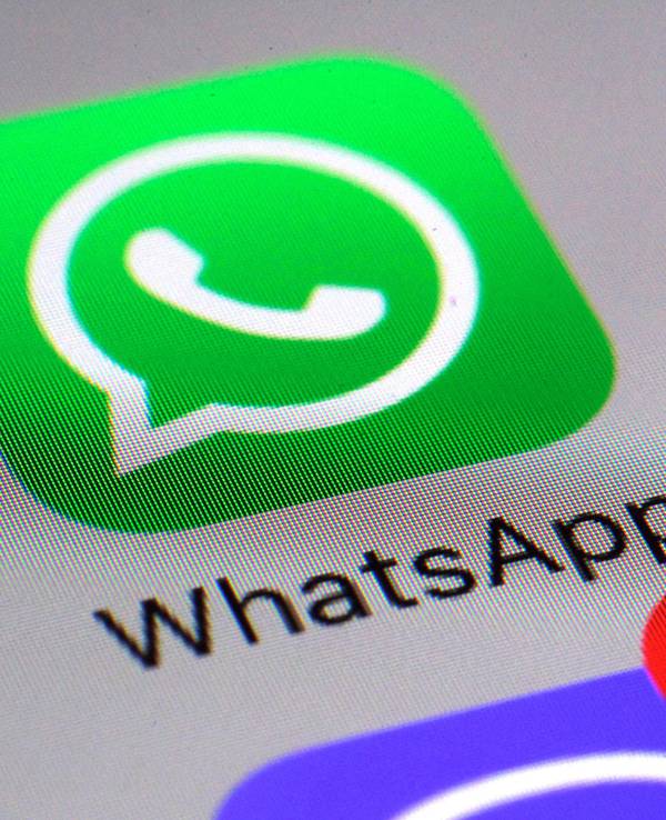 Das WhatsApp-Logo auf einem Smartphone-Bildschirm.