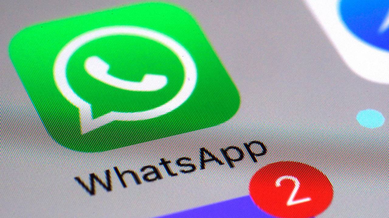 Das WhatsApp-Logo auf einem Smartphone-Bildschirm.