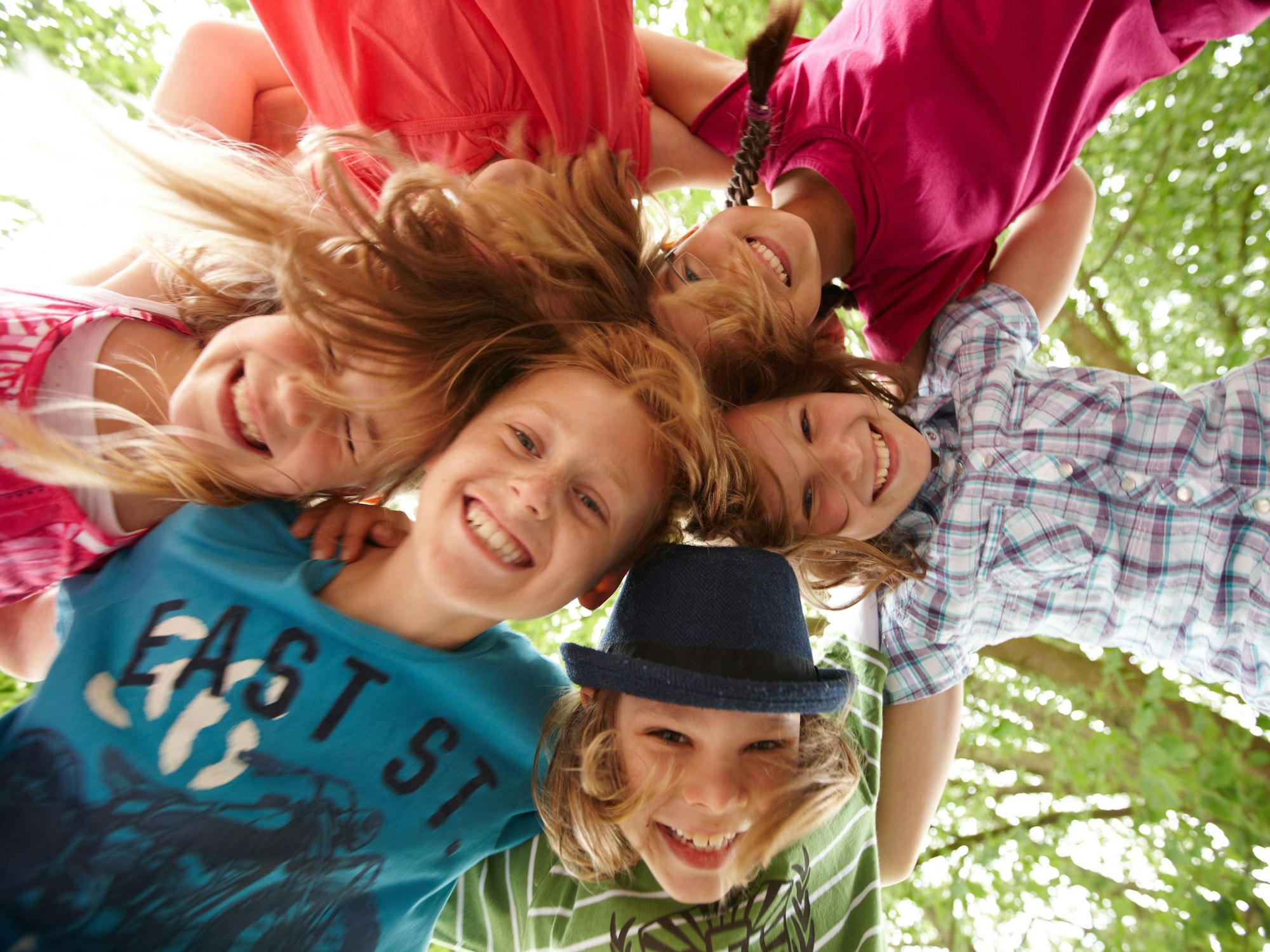 Spieler spielen zusammen im Kreis.