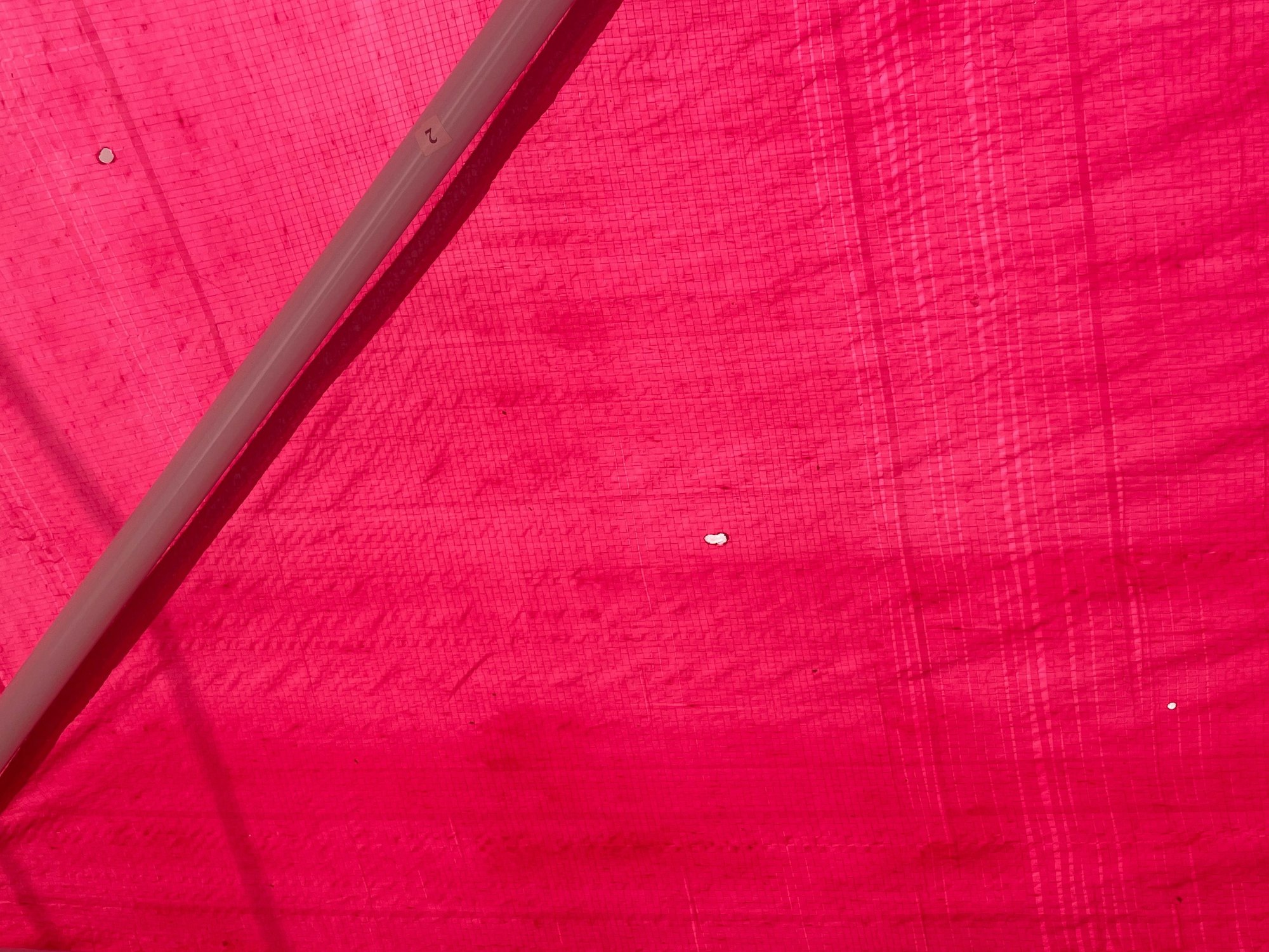 In den neuen Schirmen auf der Terrasse der „Why Not“-Bar sind bereits nach kurzer Zeit mehrere Brandlöcher zu sehen.