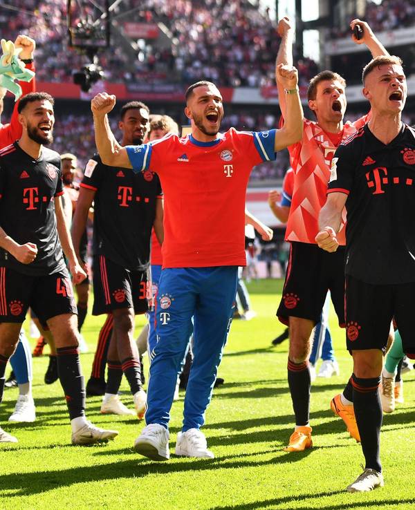 Die Spieler des FC Bayern jubeln nach der gewonnenen deutschen Meisterschaft.