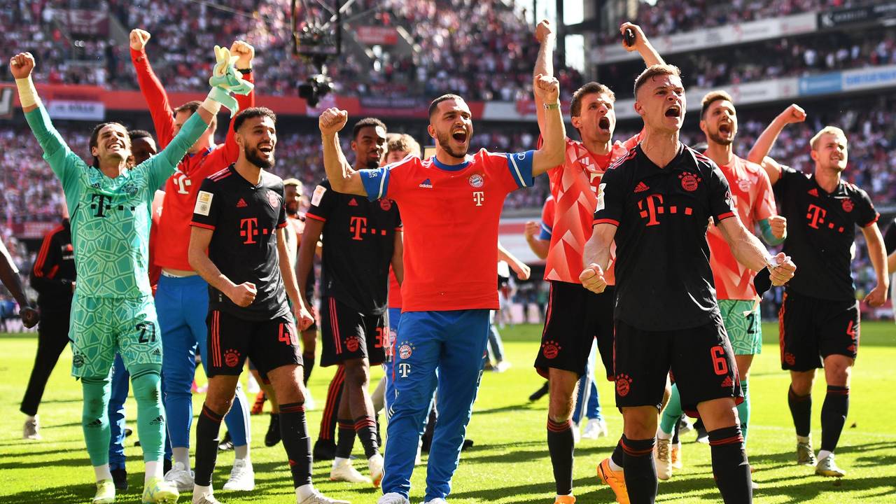 Die Spieler des FC Bayern jubeln nach der gewonnenen deutschen Meisterschaft.